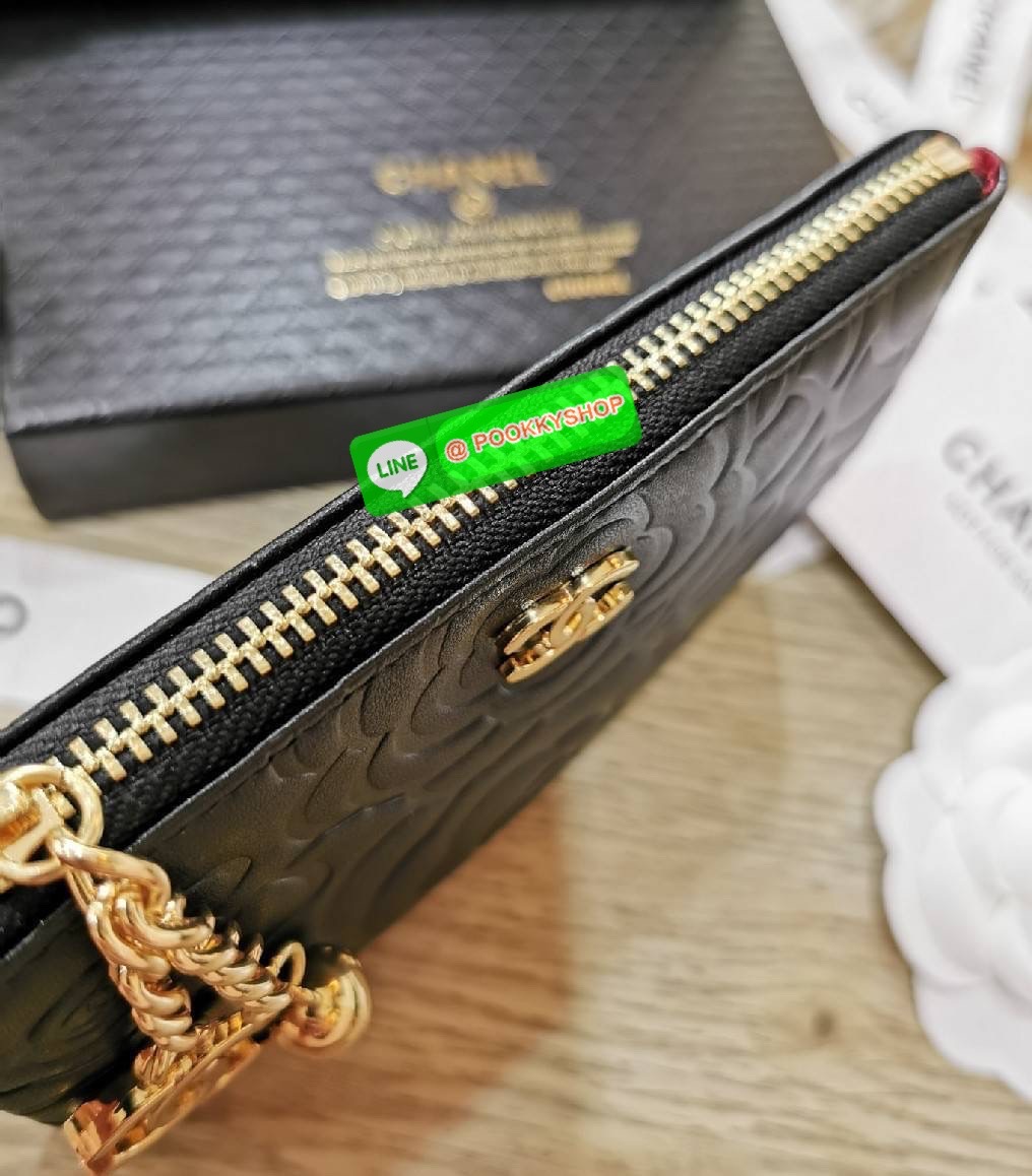 Don't Miss! New Arrival! Chanel Clutch Bag VIP Gift With Purchase (GWP) จาก Chanel Cosmetic Counter วัสดุหนังเรียบลายดอก Camellia สวยหรูเปิดปิดด้วยซิปสะดวกใช้ ด้านหน้าประดับโลโก้แบรนด์อะไหล่ทอง ภายในมีโลโก้ เเถบ Not for sale มีช่องใส่บัตรหลายช่องสามา