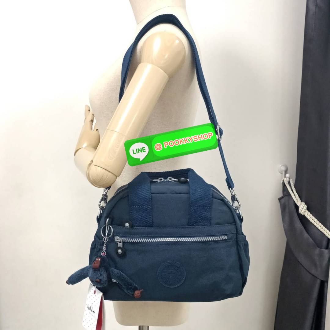 Kipling K1006 Handbag กระเป๋าถือหรือสะพาย วัสดุ Polyester 100% รุ่นใหม่ มีให้เลือกทั้งแบบเรียบ และ ลายน่ารัก มีช่องแยกด้านหน้า 2 ช่อง ช่องหลักโล่งกว้าง พร้อมช่อง pocket แยก 2 ช่อง ใช้งานได้ครบครัน สามารถสตางค์ใบยาวได้ ขนาดกำลังดี จะใช้ทำงาน ไปเรียน หรือ ถ