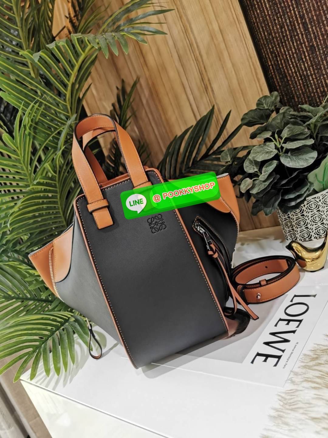 ✴️ห้ามพลาด!✴️LOEWE HANDLE & SHOULDER BAG VIP GIFT WITH PURCHASE (GWP) กระเป๋าถือหรือสะพายหนังแท้พรีเมี่ยมกิ๊ฟ Limited จาก LOEWE PERFUME DUTYFREE รุ่น Rare items สุดๆวัสดุหนังแท้ Calfskin หนังสวยดีไซน์มีเอกลักษณ์ ใบใหญ่กำลังดี น้ำหนักเบา ด้าน