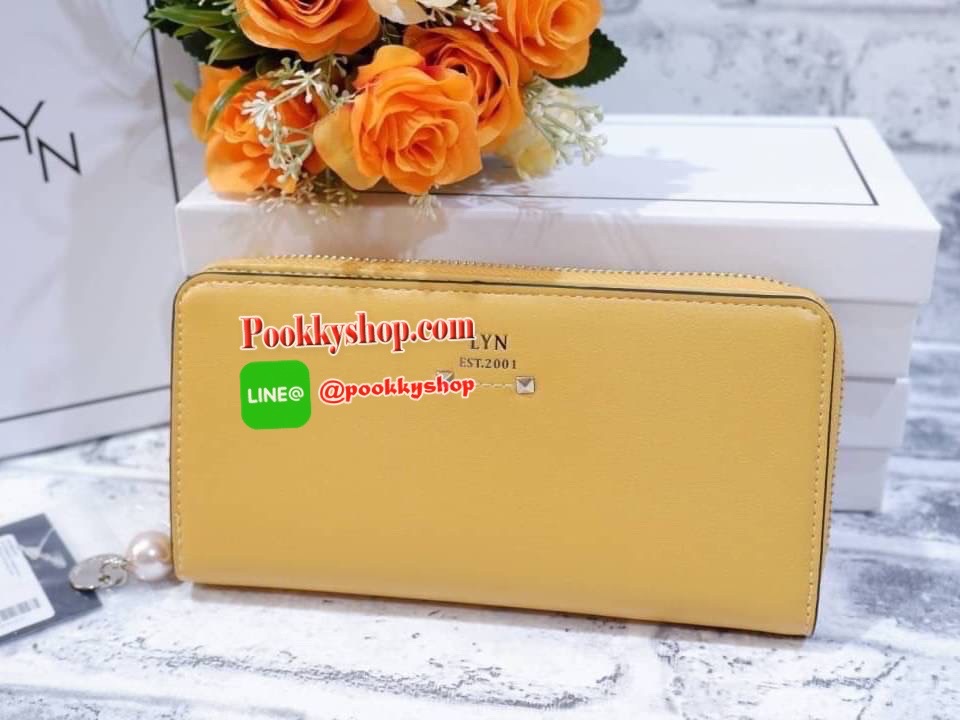 Lyn กระเป๋าสตางค์ใบยาว ด้านหน้าปั๊มโลโก้แบรนด์ แต่งโลหะทอง ด้านในมีช่องใส่บัตรเยอะมาก และมีช่องซิบ ตัวจับซิบแต่งไข่มุกเม็ดโตๆห้อยป้ายโลหะปั๊มโลโก้แบรนด์ด้วยสวยมากเกินหน้ามากค้าาา