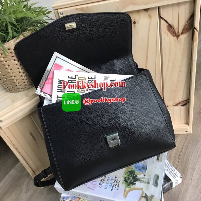 ZARA Convertible Backpack With Scarf กระเป๋าถือหรือสะพายรุ่นแนะนำดีไซน์เก๋วัสดุหนัง Saffiano สีดำอยู่ทรงสวยหรูสไตล์ PRADA โดดเด่นที่มาพร้อม Scarf พันหูหิ้วเเยกใช้ได้ เปิดปิดด้วยตัวล๊อคกด ด้านข้างมีกระดุมปรับขยาย ภายในมีโลโก้ สามารถใส่กระเป๋าสตางค์ใบยาวของ