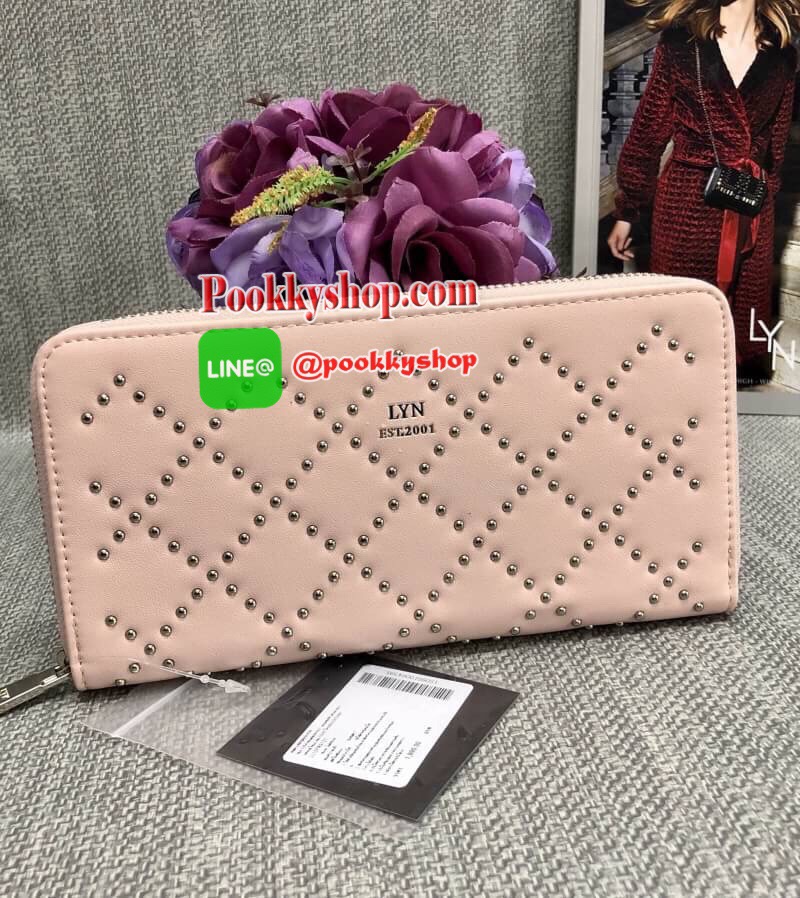 New arrival. LYN ALESSIA LONG WALLET BAG พร้อมส่งรุ่นใหม่ล่าสุดปี 2018 ค่ะ!!! กระเป๋าสตางค์ใบยาวซิปรอบ ตัวกระเป๋าปักหมุดกลมทรงข้าวหลามตัด เก๋มากๆค่ะ เปิดปิดกระเป๋าแบบซิป ภายในแบ่งสามช่อง มีช่องซิปกลาง ช่องหน้าหลังใส่ธนบัตร มือถือพวก iphon ได้ และช่องเสียบ