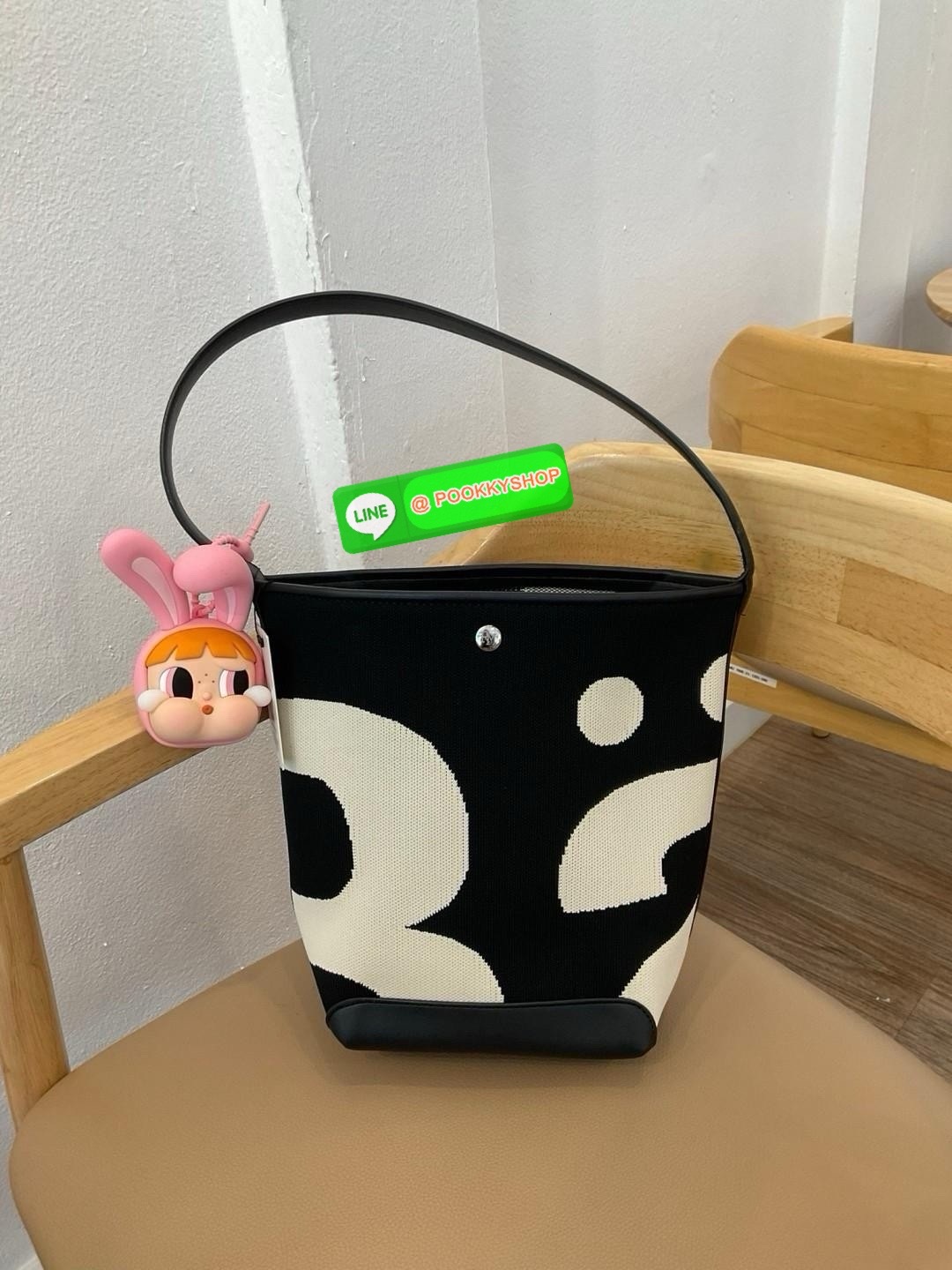 เข้าแล้วค่ะ! กับ Rally movement กระเป๋าทรงถังยอดฮิตที่สุดในปี 2024 ยอดจองคือถล่มโซเชียล จัดให้ในราคาน่ารัก ด้านในกว้างขวาง แข็งแรง สามารถใส่ไอแพด ใส่สมุดได้ #รุ่นนี้ทุกคนต้องมีจริงๆ ตัวกระเป๋างานเนี้ยบเป๊ะ มาพร้อมป้ายห้อยครบ สุดปัง พร้อมส่งวันนี้แล้ว2สี จ