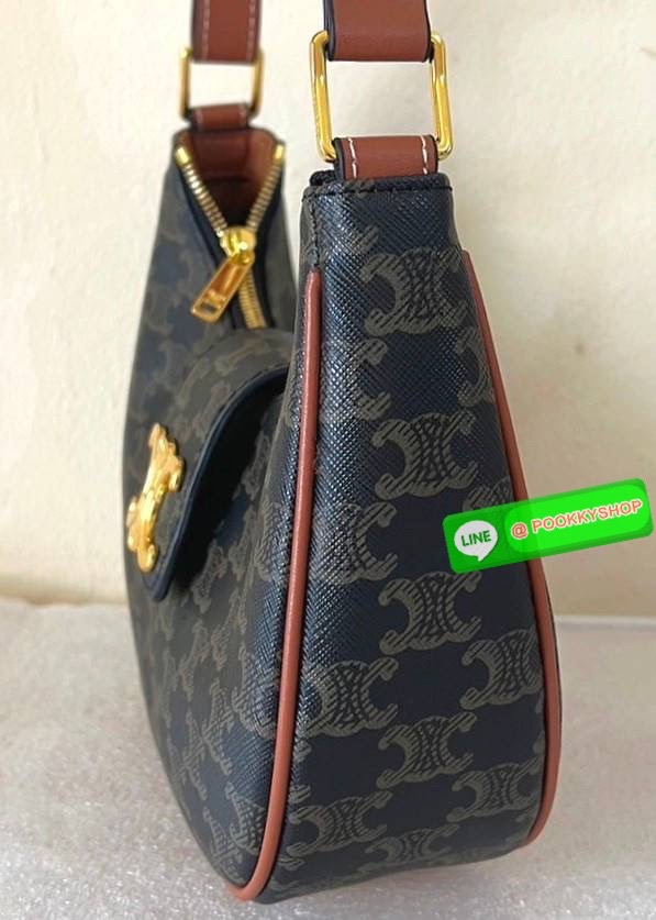 ✴️BEST SELLER!✴️CELINE SHOULDER BAG VIP GIFT WITH PURCHASE (GWP) พรีเมี่ยมกิ๊ฟ Limited Edition จาก CELINE HAUTEPARFUME DUTYFREE COUNTER วัสดุ TRIOMPHE CANVAS รุ่นใหม่ล่าสุดดีไซน์สวยหรู หนังสวยอยู่ทรง ภายในโล่งกว้างและจุสามารถใส่มือถือ กระเป๋