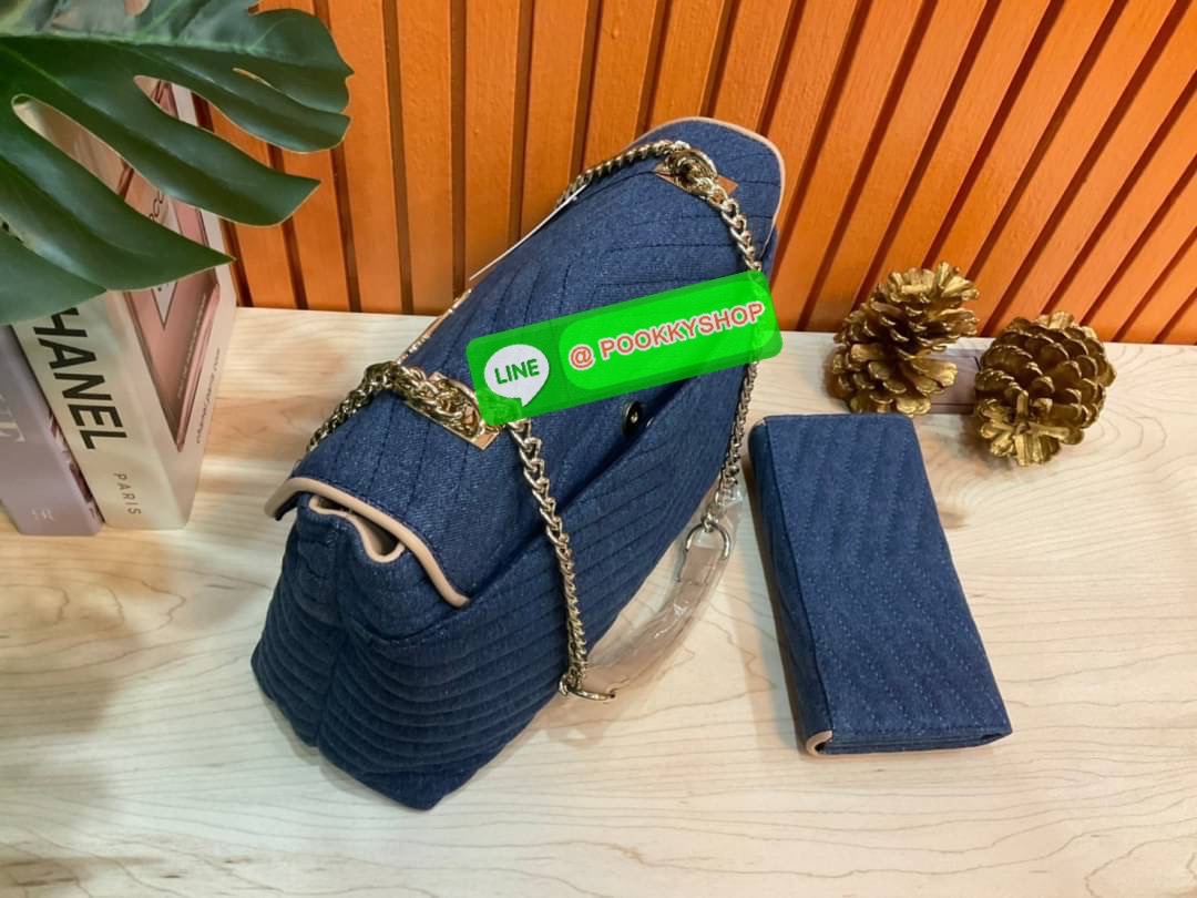 🚚 พร้อมส่ง 🚚 Guess Women’s Crossbody Bag Set สุดคุ้ม!!!! เซตสวยหรูดูแพง สวยจริงจริง ช้าหมด ราคานี้หาที่ไหนได้!! กระเป๋าสะพาย+กระเป๋าสตางค์ใบยาว มาพร้อมพวงกุญแจถอดออกได้ ด้านหน้าประดับโลโก้แบรนด์สวยโดดเด่น กระเป๋าสะพายไหล่ และสะพายข้าง cros