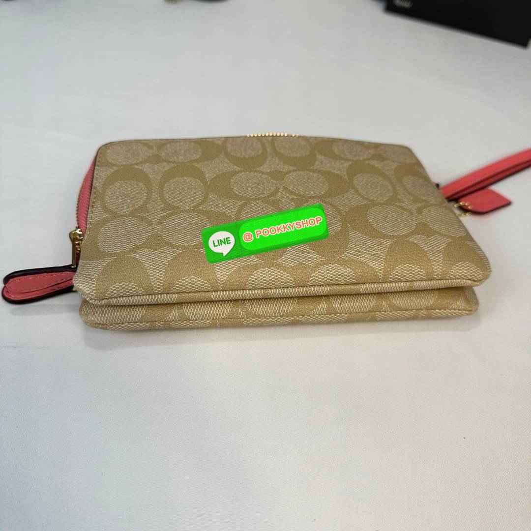 กระเป๋าคล้องมือ COACH 87591 DOUBLE CORNER ZIP WRISTLET IN SIGNATURE CANVAS (COACH 87591 ） กระเป๋าคล้องมือ2เซิปใหญ่ ลายCหนังและ ด้านในเป็นผ้า แบ่งเป็นช่องเล็กๆใส่เหรียญใส่แบงค์ใส่บัตร แล้วแต่จะใส่มีหลายช่อง ใส่โทรศัพท์ได้ทุกรุ่นพร้อมสายคล้องมือ