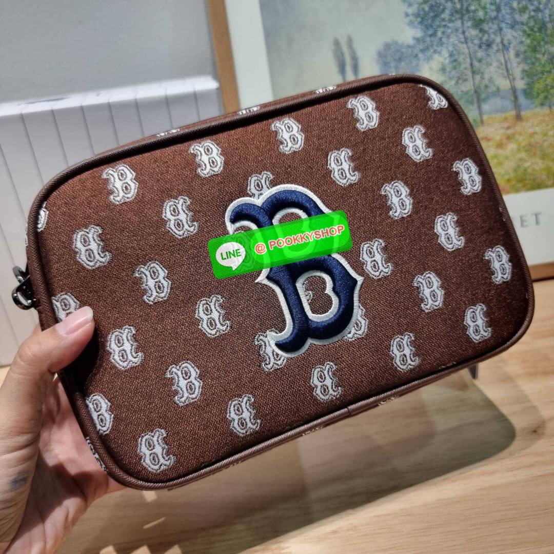 MLB JACQUARD MONOGRAM CROSSBODY BAG ฉุดไม่อยู่ ดาเมจแรงมาก!! กับกระเป๋าครอสบอดี้ ที่สายเกาต้องมี!! ดีไซน์ลวดลายโมโนแกรมเอกลักษณ์ ลงบนผ้า jacquard ได้อย่างลงตัวและสวยงาม เปิด-ปิดด้วยซิป ภายในโล่งกว้าง จุของสบายๆ มาพร้อมใบลูก และสายสะพายข้าง ให้ความคล่องตัว