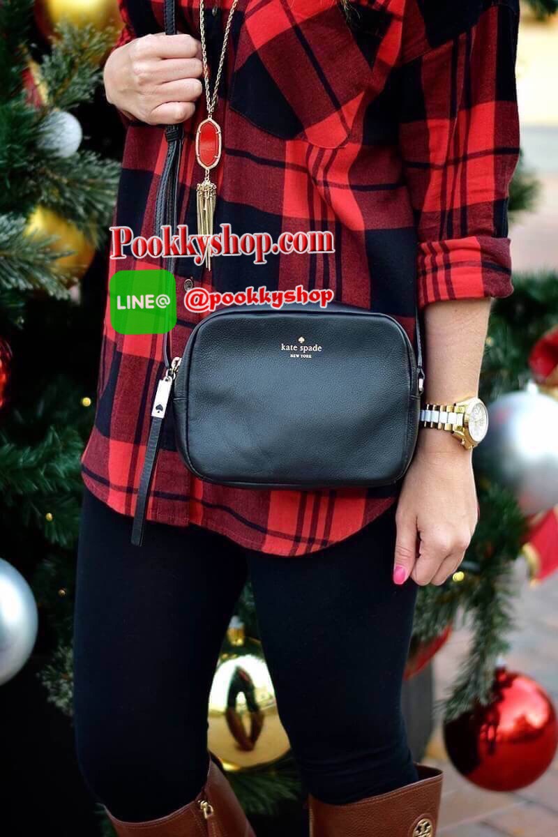 ReStock! รุ่นยอดนิยม Kate Spade NewYork Mini Leather Shoulder Bag กระเป๋าสะพายขนาดมินิหนังสวยหรูอยู่ทรงด้านหน้าประดับโลโก้สีทอง มาพร้อมหัวซิปพู่หนัง และสายสะพายยาวปรับระดับได้ ภายในมีโลโก้ ช่องซิปและช่องเล็ก ซับในสกรีนลายตามแบบฉบับของแบรนด์ ใส่กระเป๋าสตาง