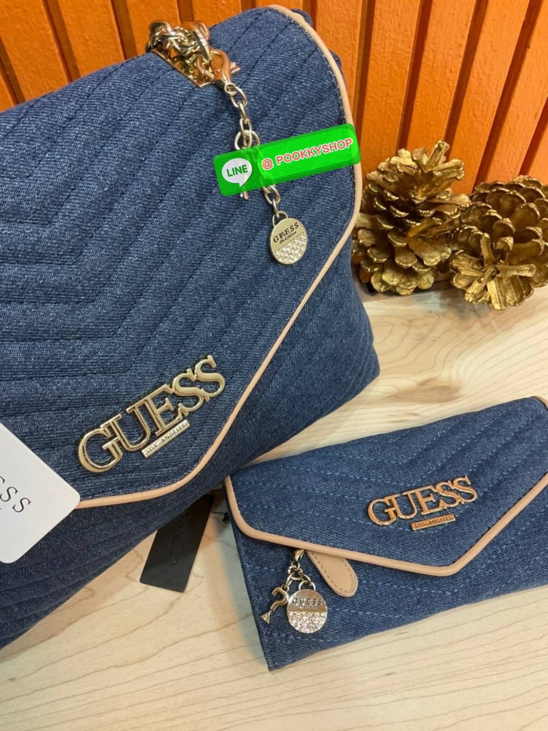🚚 พร้อมส่ง 🚚 Guess Women’s Crossbody Bag Set สุดคุ้ม!!!! เซตสวยหรูดูแพง สวยจริงจริง ช้าหมด ราคานี้หาที่ไหนได้!! กระเป๋าสะพาย+กระเป๋าสตางค์ใบยาว มาพร้อมพวงกุญแจถอดออกได้ ด้านหน้าประดับโลโก้แบรนด์สวยโดดเด่น กระเป๋าสะพายไหล่ และสะพายข้าง cros
