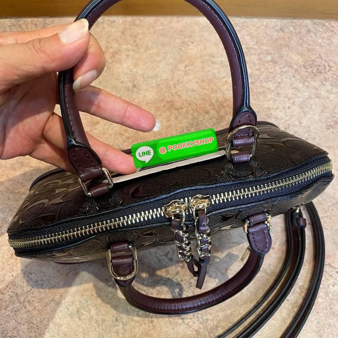 Coach MINI SIERRA SATCHEL IN SIGNATURE DEBOSSED PATENT LEATHER (COACH F55450) หนังกรวดและหนังสิทธิบัตร ด้านในมีซิปและกระเป๋าเอนกประสงค์ ปิดด้วยซิป ซับในด้วยผ้า หูหิ้วพร้อมสายสะพายยาว 3 1/2" สายสะพายถอดได้ขนาด 21 1/2" สำหรับสะพายไหล่หรือสะพายครอส