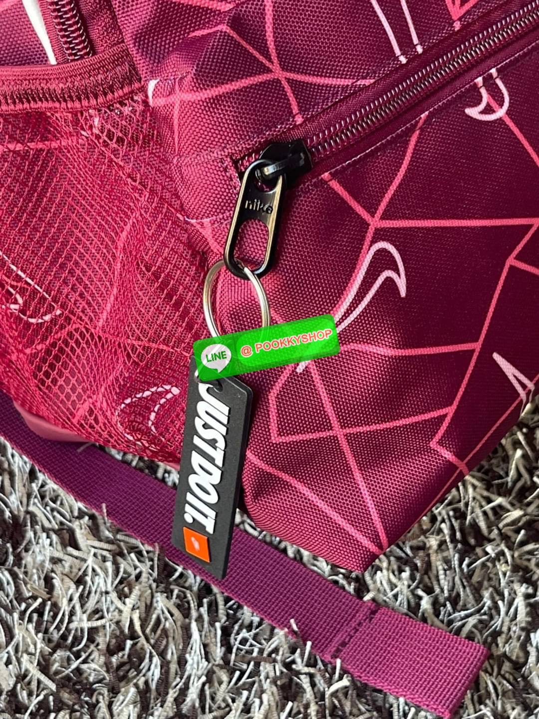 💕NIKE Brasilia Just Do It เตรียมพร้อมก่อนออกเดินทางด้วยกระเป๋าเป้สะพายหลังจาก NIKE รุ่น Brasilia Just Do It ด้วยภายในที่กว้างขวางสำหรับจัดเก็บสัมภาระที่หลากหลายไม่ว่าจะเป็นสมุดหนังสือ ดินสอหรือเครื่องเขียนสำหรับไปโรงเรียนหรือใส่ขวดน้ำเตรียมพร้อมเด