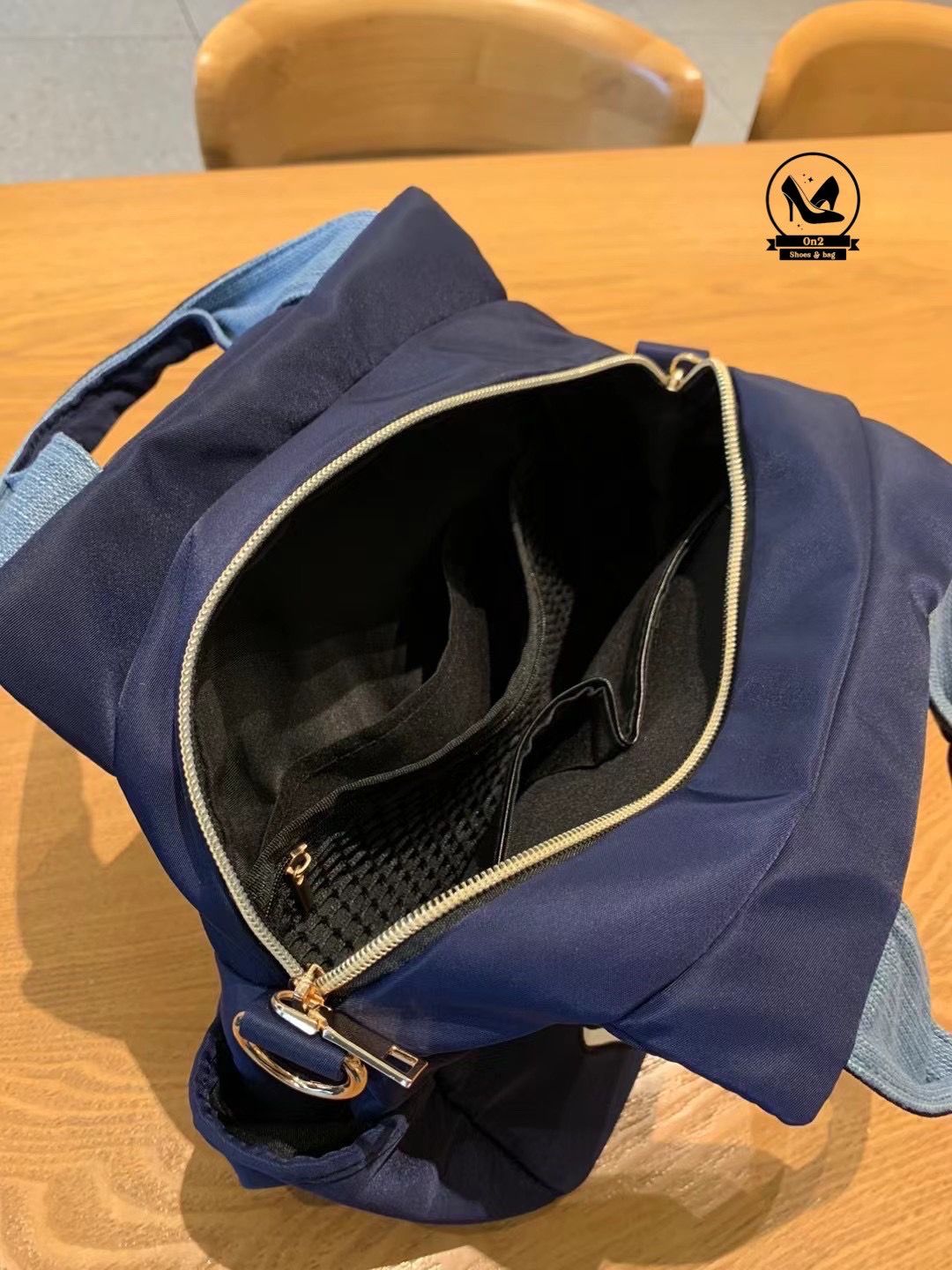 กระเป๋าเป้ได้ สะพายข้างได แบรนด์ miss zapatos วัสดุตัวกระเป๋าทำจากผ้ากันน้ำอย่างดี water proof อะไหล่สีเงิน ด้านบนเป็นปากซิป ด้านหน้า และด้านหลังมีช่องซิป ด้านข้างมีช่องใส่ของ งานจริงน่าใช้มาก สายกระเป๋าสะพายทำเป็นเป้ได้ หรือทำเป็น crossbody bag ก็ได้นะคะ