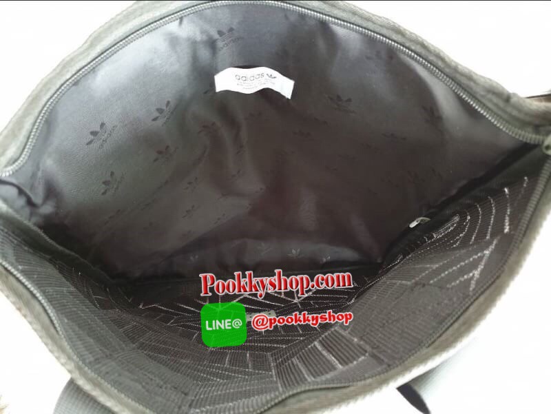 พร้อมส่ง Adidas Original Shopper 3D Tote Bag Trefoil Handbag Classic Sports คอลเลคชั่นสไตล์ Issey Miyake กระเป๋าสะพายข้าง ทรงสวยคลาสสิค แนว Sport สุดฮิต จากแบรนด์ADIDAS วัสดุด้านหน้าเนื้อ matte หนังนิ่ม มีน้ำหนักเบา ด้านหน้ามีแบรนด์ เปิดปิดด้วยซิป ภายในกว