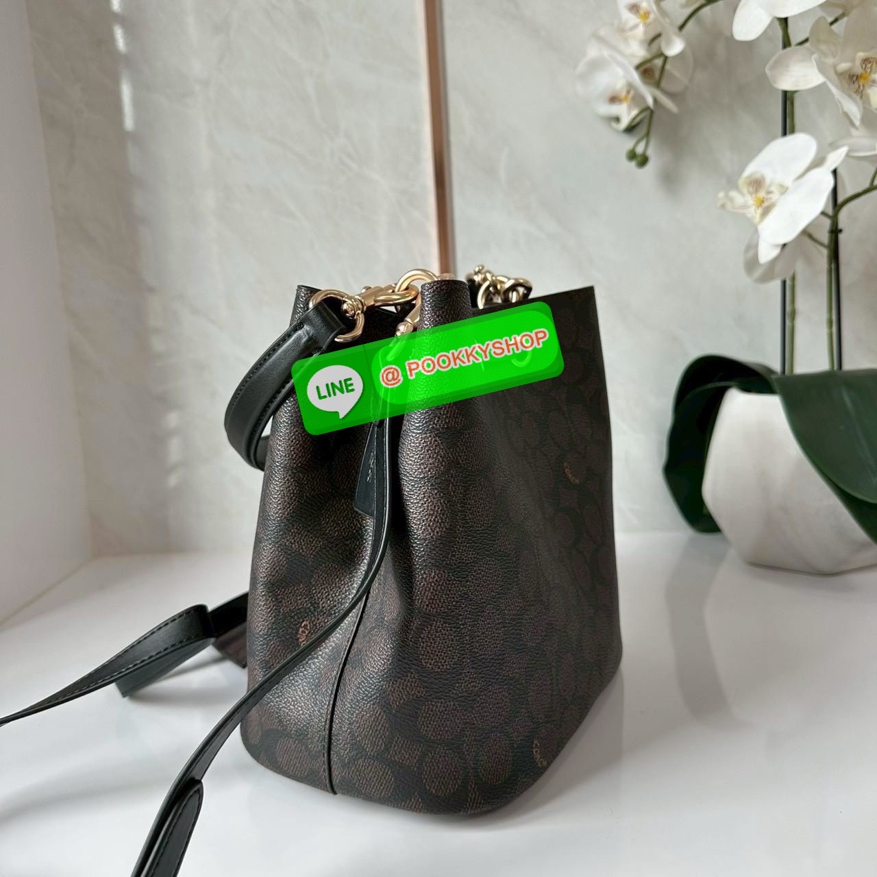 Coach Roan Bucket Bag Signature Canvas CBH07 กระเป๋าทรงบัคเก็ตใบเก๋ ดีไซน์คลาสสิก ลายซิกเนเจอร์สุดฮิต ใส่ได้ทุกโอกาส มาพร้อมสายสะพายปรับได้ ถอดได้ ใช้งานได้ทั้งสะพายไหล่ / crossbody / handheld