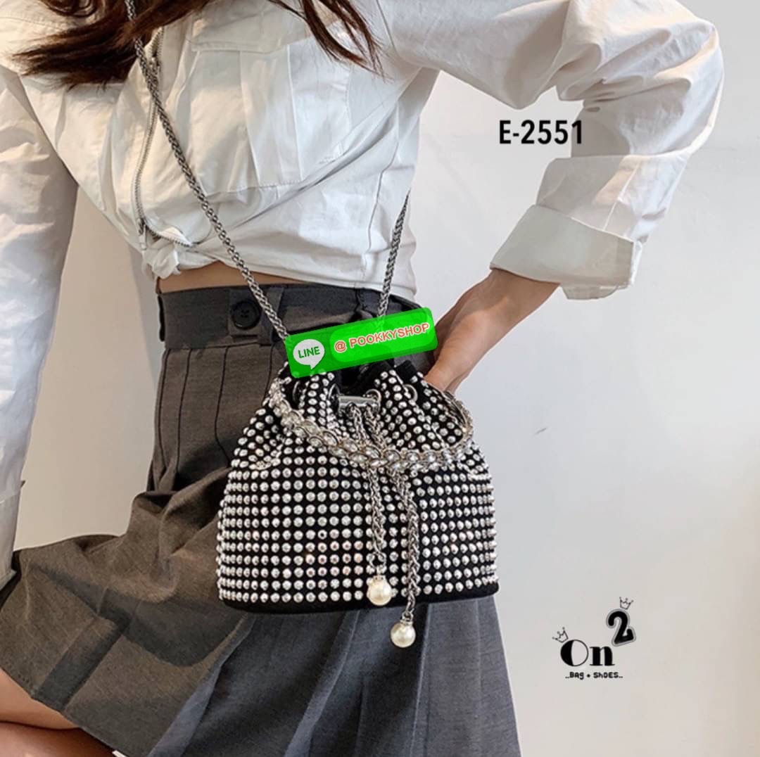 New arrivals 👜👜กระเป๋าแฟชั่นมาใหม่ ทรงขนมจีบ เปิดปิดแบบหูรูด วิ้งๆ น่าใช้มากค่ะสายสะพายโซ่แบบ Cross body จับจองกันเลยคร่าสาวๆไม่มีไม่ได้แล้ว สวยทุกสีคร่า