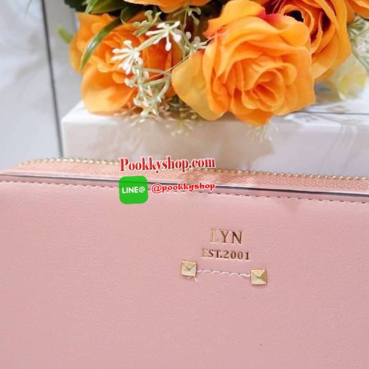 Lyn กระเป๋าสตางค์ใบยาว ด้านหน้าปั๊มโลโก้แบรนด์ แต่งโลหะทอง ด้านในมีช่องใส่บัตรเยอะมาก และมีช่องซิบ ตัวจับซิบแต่งไข่มุกเม็ดโตๆห้อยป้ายโลหะปั๊มโลโก้แบรนด์ด้วยสวยมากเกินหน้ามากค้าาา