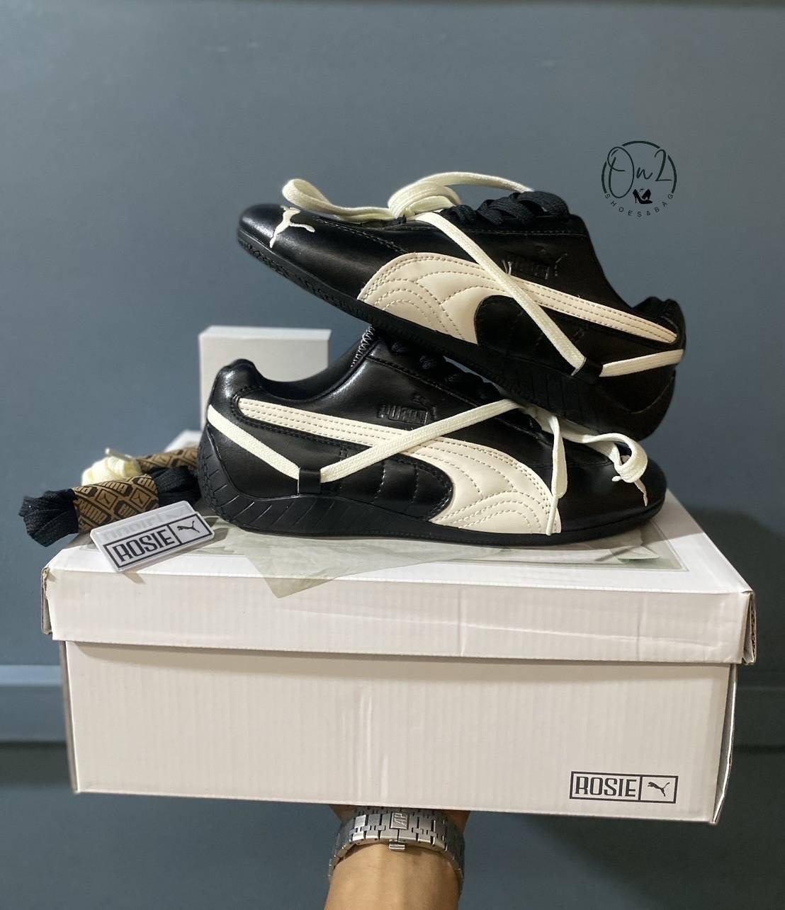 รุ่น: Rosie PUMA Collaboration Sneakers (คอลเลกชันพิเศษร่วมกับ Rosie Huntington-Whiteley) ประเภท: รองเท้าผ้าใบแฟชั่นหนังแท้ทรงสปอร์ตโมเดิร์น • คอลเลกชันพิเศษ Rosie x PUMA ที่เน้นความหรู เรียบ และมินิมอล แต่ยังดูสปอร์ตเกรดพรีเมียม สวมใส่สบาย พื้นนุ่มดีไซน์