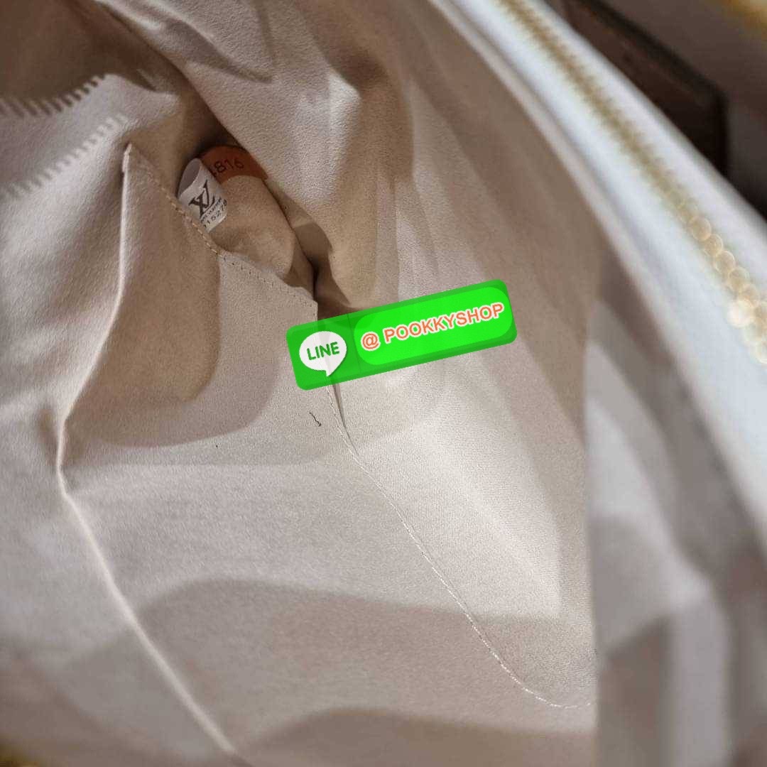 NEW IN!! LV HANDLE POUCH MONOGRAM LIMITED EDITION กระเป๋าสะพายกึ่งคลัชท์ สุดล้ำ ดีไซน์ใหม่ สีลิมิเต็ด ล่าสุดจากเคาน์เตอร์ duty free มาแรงมาก ด้วยความสวยปังตั้งแต่แรกเห็น วัสดุหนังแกะปั๊มลายสวย มาพร้อมสาย 2 เส้น เชิดๆสับๆ มีสายโซ่ที่มีดีเทลละเอียดไม่ซ้ำ แล