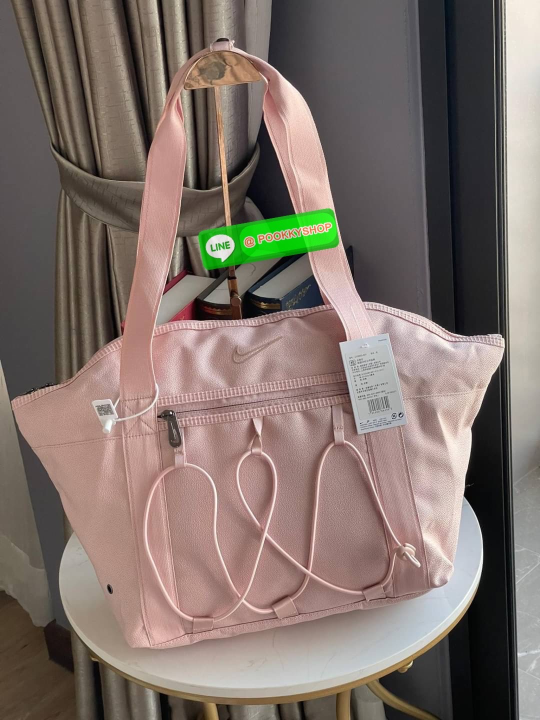 💕Nike One Women's Training Tote Bag กระเป๋าโท้ท Nike One เป็นทางออกของคุณในการใส่ทุกอย่างให้เข้ากับวันของคุณ ตั้งแต่ที่ทำงานหรือโรงเรียนไปจนถึงการออกกำลังกาย—ดีไซน์อเนกประสงค์มีทุกสิ่งที่คุณต้องการ ใส่แล็ปท็อป ขวดน้ำ และทุกสิ่งที่คุณต้องการใน