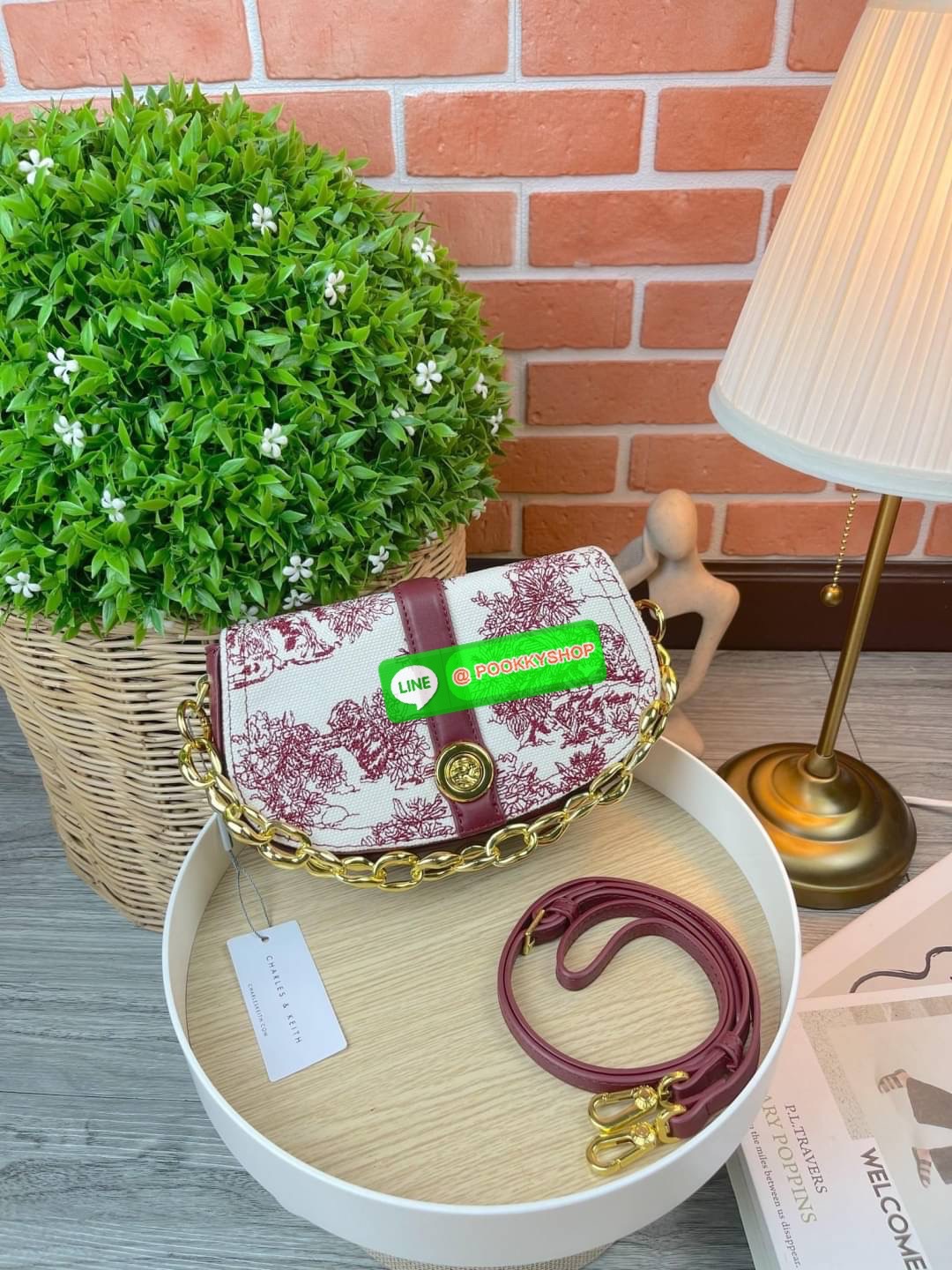 Charles & Keith Fabric Print Chain Shoulder Bag กระเป๋าถือ/สะพายทรงสวยหรู ด้านหน้ากระเป๋าแต่งผ้าปริ้วท์ลายสวยงาม หูหิ้วคล้องแขนเป็นแบบโซ่ทองหรูหรา ด้านหลังมีช่องใส่ของได้ เปิดปิดแบบตัวกดล็อก ด้านในจุของได้พอสมควรเช่น กระเป๋าเงินใบกลาง กุญแจรถ iPhone pro m