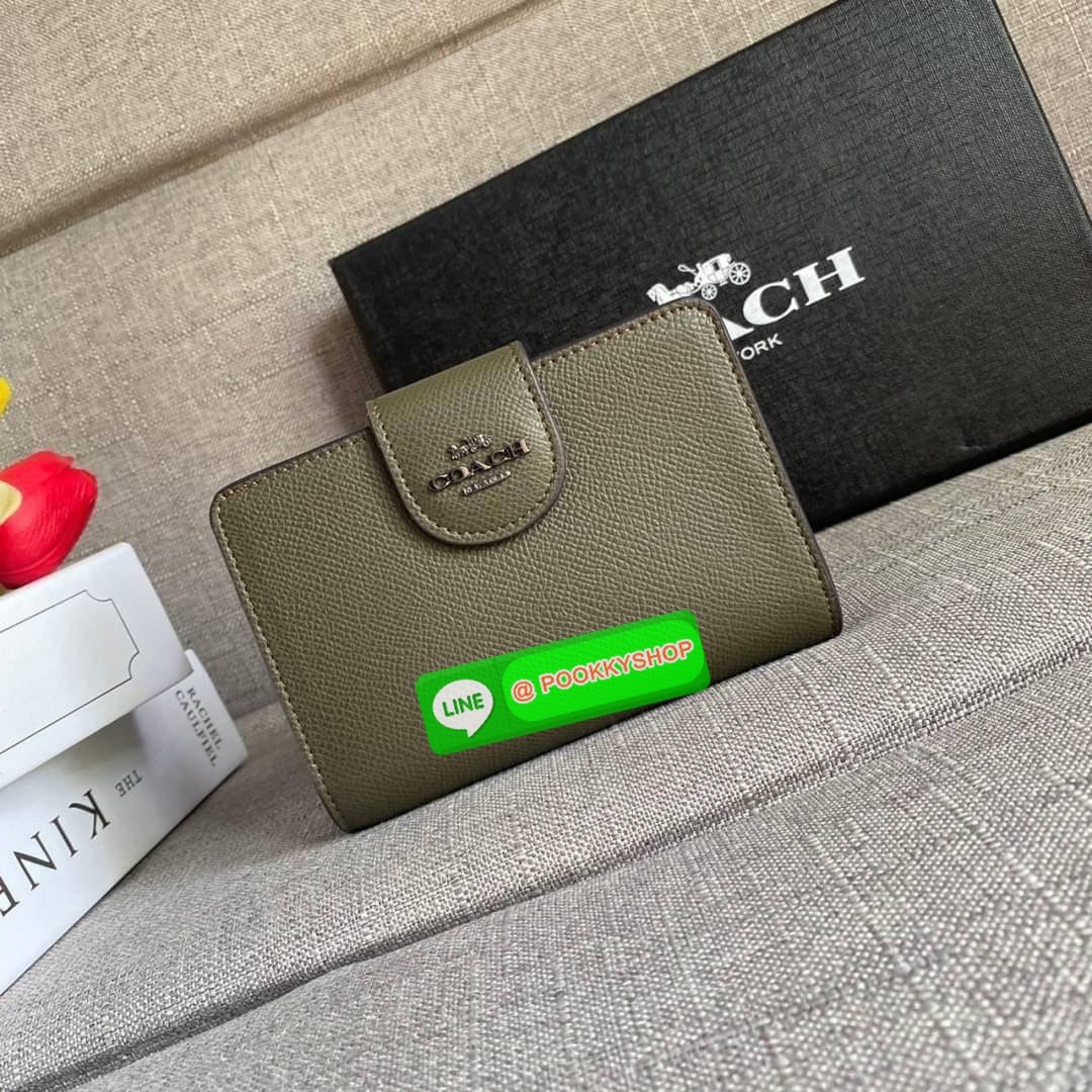 COACH 6390 MEDIUM CORNER ZIP WALLET กระเป๋าสตางค์ใบกลาง สีพื้นเรียบหรู วัสดุcrossgrain ภายในมีช่องใส่บัตรและธนบัตรได้ทุกชนิด มีช่องซิปใส่เหรียญ ขนาดกะทัดรัดพกพาง่าย คนชอบจัดระเบียบกระเป๋าสตางค์แนะนำเลยจ้า
