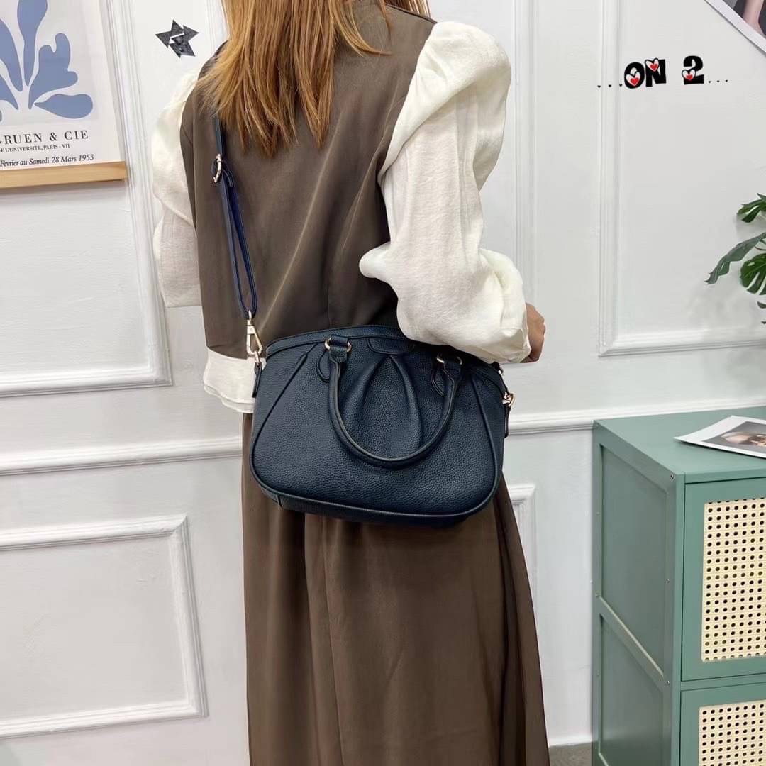 5950 กระเป๋าสะพายข้าง ทรง LV วัสดุตัวกระเป๋าทำจากหนังผสมอย่างดี อะหลั่ยสีทอง ด้านบนเป็นปากซิป ด้านหลังมีช่องซิป มาพร้อมสายยาวเป็นหนังผสมสีเดียวกับตัวกระเป๋า