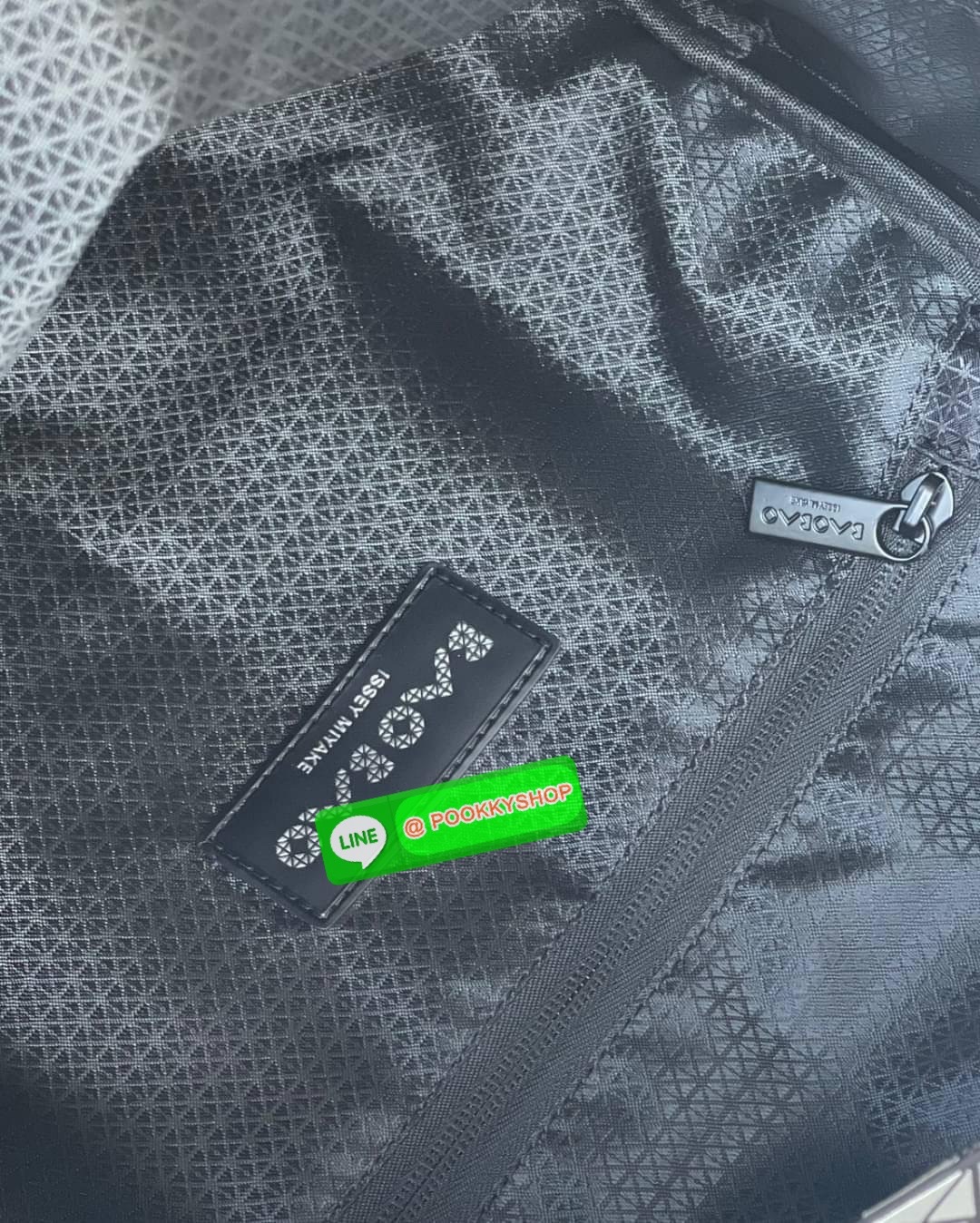 Bao Bao Issey Miyake Daypack geometric backpack กระเป๋าเป้ทรงคลาสสิก รองรับน้ำหนักได้ดี เหมาะกับการเดินทาง เป้สะพายหลังรุ่น Daypack One-Tone Backpack มาในรูปทรงกระเป๋าเป้สุดคลาสสิก โดดเด่นด้วยการออกแบบที่เป็นเอกลักษณ์ วัสดุสามเหลี่ยมขนาดเล็กพิเศษ ได้กลิ่น