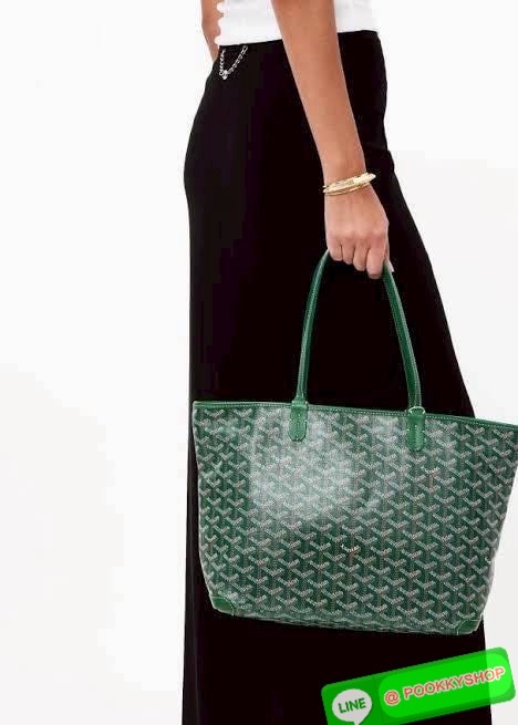 Goyard Artois PM Bag กระเป๋า Artois PM เป็นกระเป๋าที่มีซิปด้านบนเพิ่มคงามปลอดภัย ภายในพื้นที่กว้างเพื่อจัดระเบียบข้าวของของคุณ มันโดดเด่นด้วยฐานด้านล่างทั้งสองมุมเย็บต่อด้วยหนังใช้งานในแบบทางการหรือกึ่งทางการก็ได้