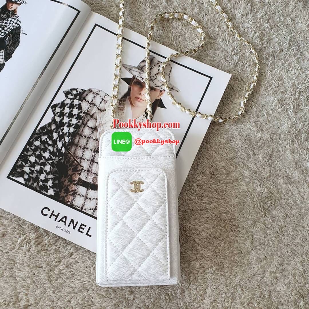 NEW ARRIVAL!! CHANEL VIP GIFT WOC BAG กระเป๋าสตางค์คล้องคอ/ Crossbody ที่กำลังมาแรงมาในตอนนี้ ตัวกระเป๋าเป็นกระเป๋าสตางค์หนังพียูลาย CAVIER อะไหล่ทองทั้งใบ ด้านหน้าใส่ iphone+ ได้ เปิดปิดด้วยกระดุมแม่เหล็ก สามารถใส่บัตรได้อีก4ใบด้านใน พลิกมาด้านหลังมีช่อง