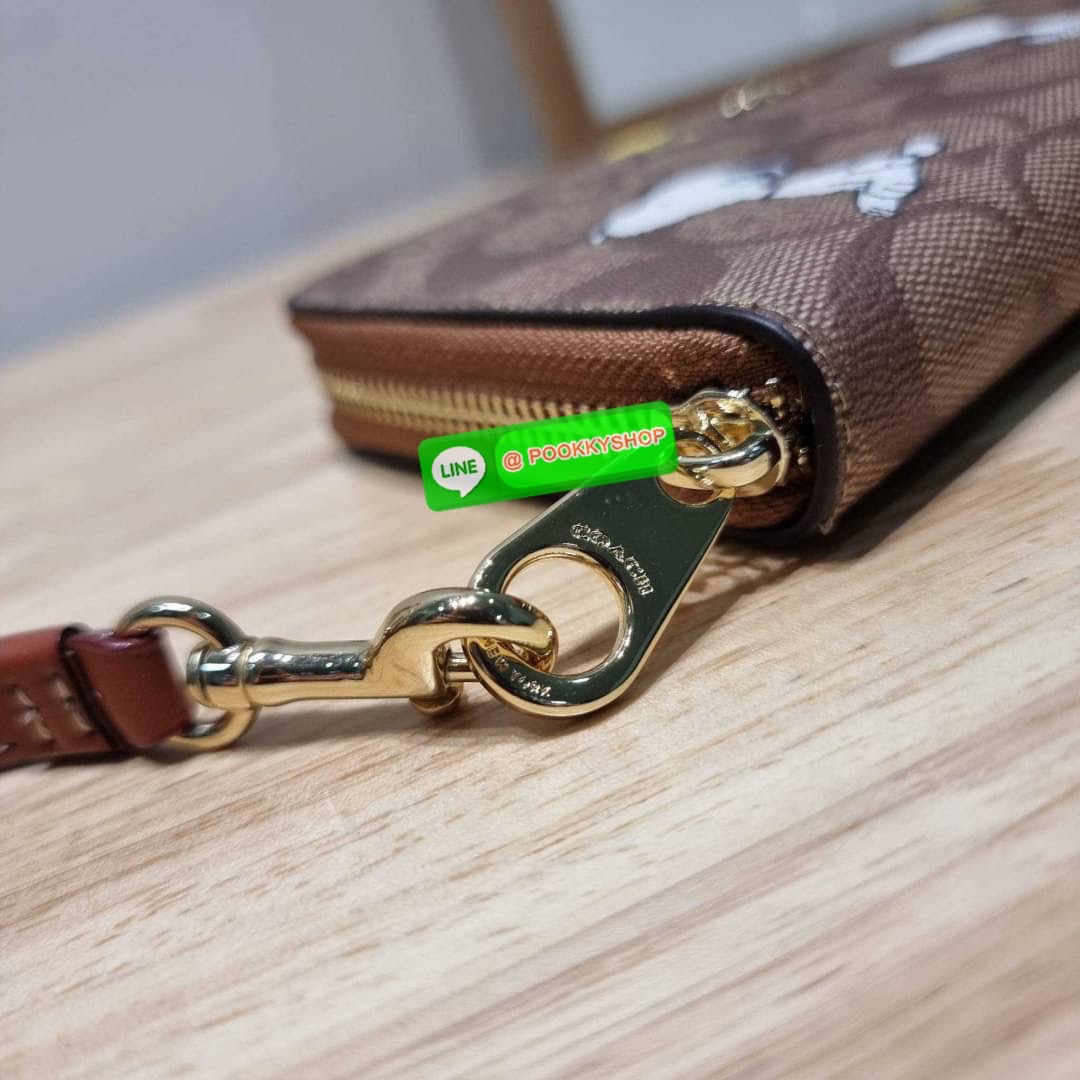 COACH CE705 COACH × PEANUTS LONG ZIP AROUND WALLET IN SIGNATURE CANVAS WITH SNOOPY WOODSTOCK PRINT ใหม่ล่าสุด กับกระเป๋าสตางค์ใบยาวกึ่งคล้องมือ สวยดูแพง ดีไซน์เหล่าการ์ตูนยอดฮิต คลาสสิคไม่มีเอาท์ วัสดุหนังแคนวาสเคลือบผิว ดูแลรักษาง่าย มาพร้อมสายคล้องมือ ถ