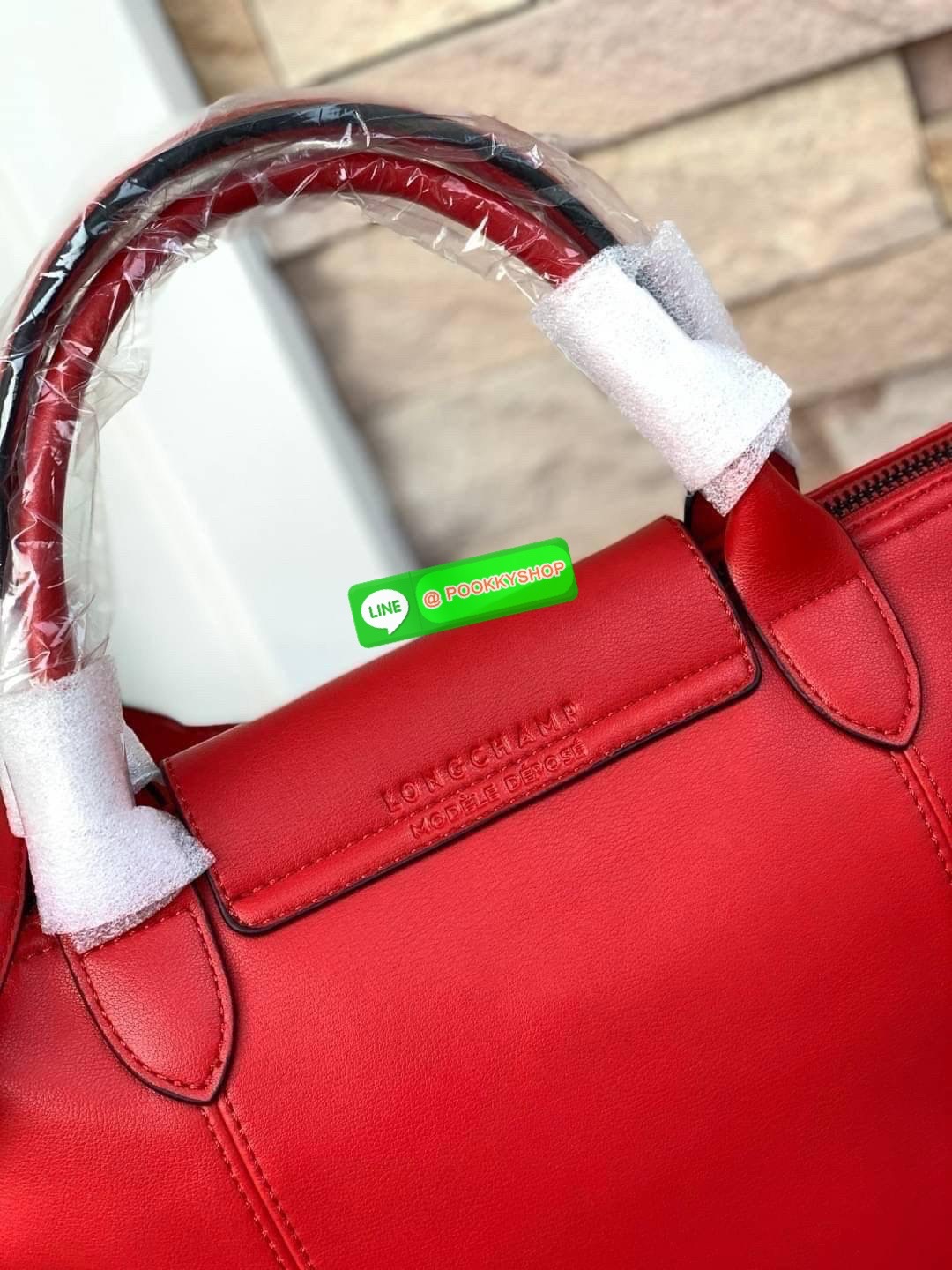 Longchamp LE PLIAGE CUIR TOP HANDLE BAG S เรียกว่าเป็นกระเป๋าอีกหนึ่งรุ่นที่ไม่ว่ายังไงก็ฮอตฮิตและติดเทรนด์ตลอดไม่เคยเปลี่ยนกับ ทรง Le Pliage Cuir หนึ่งในตระกูลกระเป๋าสุดไอคอนิกจากแบรนด์ เมื่อรุ่น Le Pliage Cuir ในรูปแบบของหนังแกะ Metis ได้ถือกำเนิดขึ้นใน