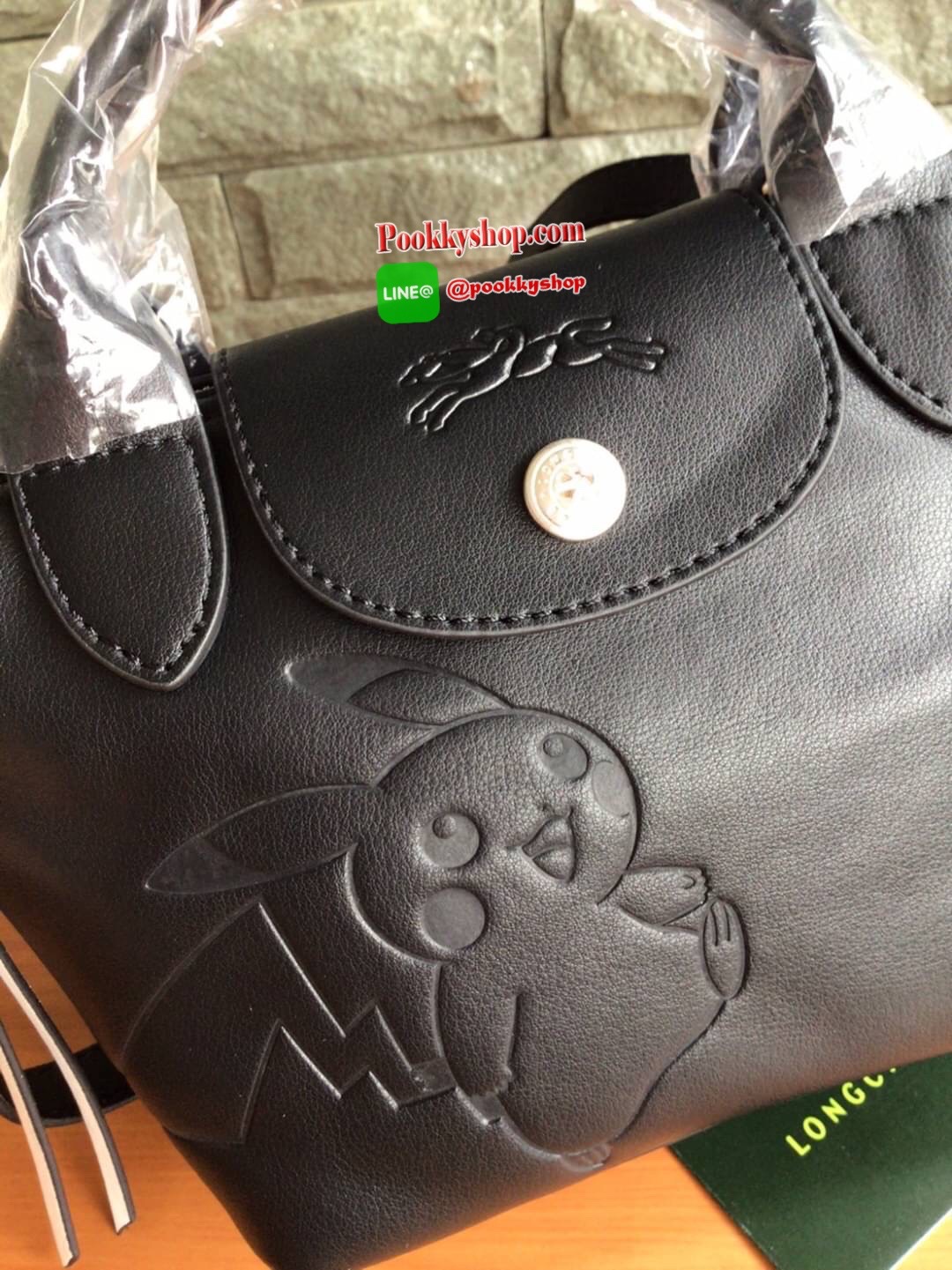 🚚 พร้อมส่ง 🚚 LONGCHAMP X POKE’MON TOP HANDLE BAG XS ขนาด มินิ รุ่น 1500 Collection LE PLIAGE CUIR Fall/ Winter เรียบหรูอย่างฝรั่งเศสกับความน่ารักคาวาอิแบบญี่ปุ่นมาผสม ซึ่งจะเป็นการนำเอาลวดลายพิคาชูมารังสรรค์ลงในกระเป๋าสุดคลาสสิกของแบรนด์ ก
