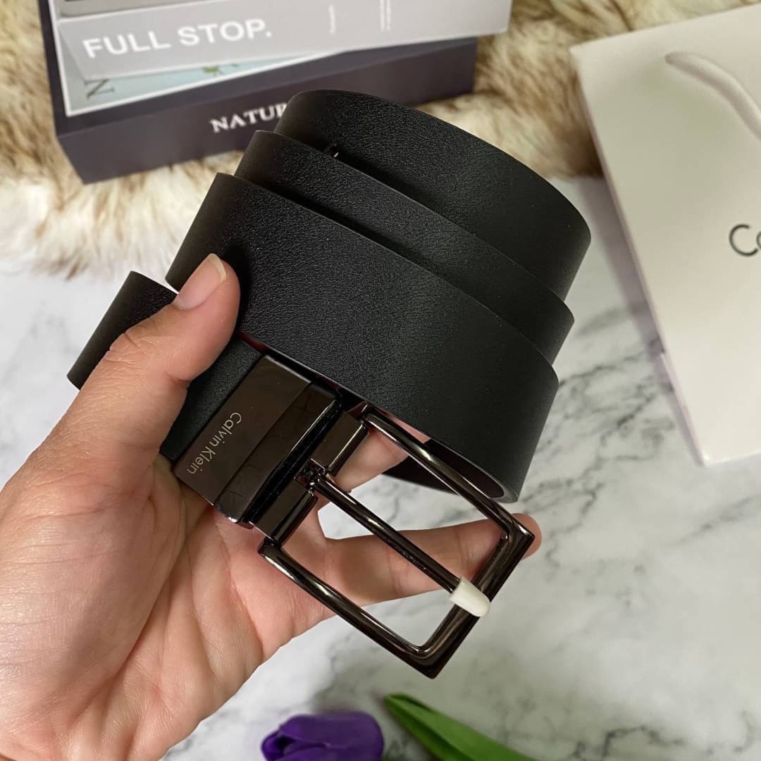 Calvin Klein Leather Belt & Wallet Set Setกระเป๋าสตางค์+เข็มขัด กระเป๋าสตางค์ด้านหน้าปั๊มชื่อแบรนด์ มีช่องใส่บัตร ช่องใส่ธนบัตร 2 ช่อง และช่องเก็บเหรียญ เข็มขัดหนังแท้ปั๊มแบรนด์ สามารถสลับใช้ได้ทั้ง 2 ด้าน เข็มขัดปรับระดับได้ 5 ระดับ มาพร้อมที่เจาะรูจ้า