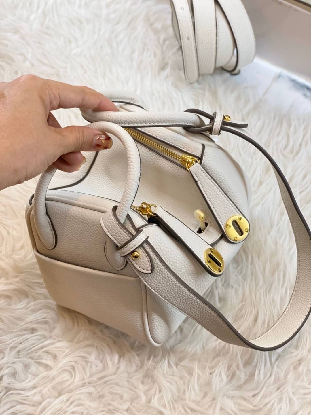 กลับมาเเล้วค่า Lindy 20cm หนัง PU premium ที่ลูกค้าถามกันมาเยอะมากกก รอบนี้หนังสวยมากๆๆ สายสะพายแบบเรียบหรู มีห่วงรัดสายสองข้าง มี 2 สายนะคะ มีซิลิโคนปิดลูกบิดกันรอย งานเนี้ยบสุด ยิ่งใช้ยิ่งนิ่มมม กระเป๋าทรงสวยนุ่ม Flexible มากๆ จุของได้ทุกสิ่ง จะใช้ไปทำง