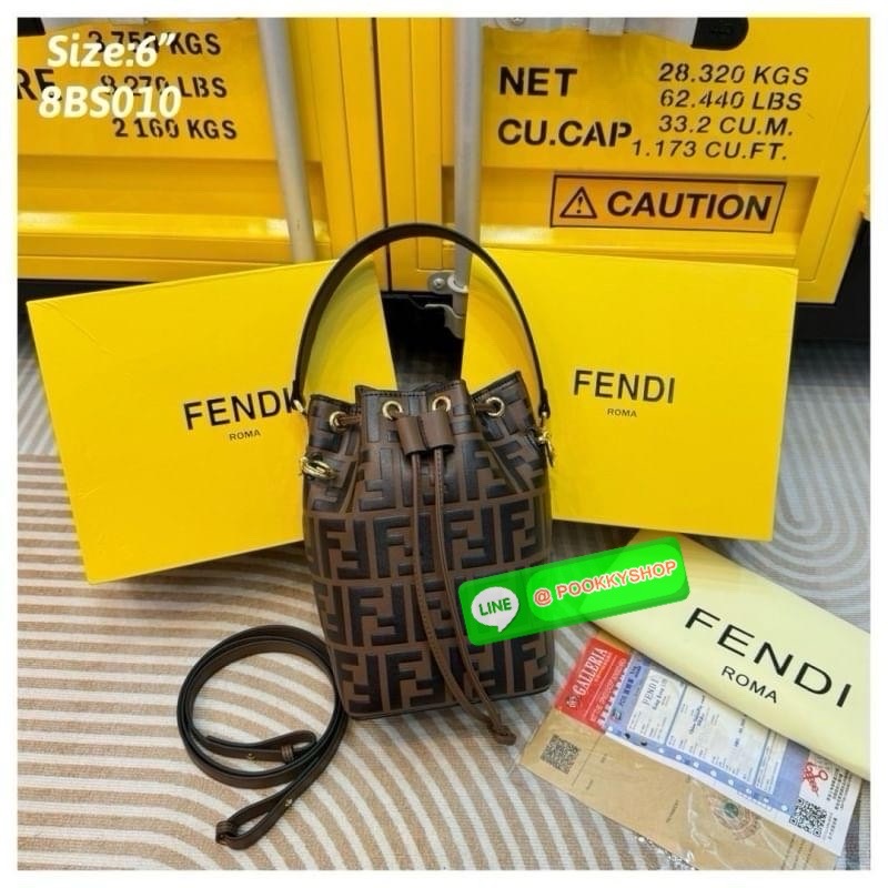 FENDI Mini MonTresor Bucket Bag กระเป๋าสะพายทรงขนมจีบรุ่นยอดนิยม ไซส์มินิน่ารักน่าใช้มาก ดีไซน์สวยอยู่ทรง มาพร้อมสายสั้นคล้องแขน และสายครอสบอดี้สำหรับสะพายข้าง สลับใช้ได้ไม่จำเจ ภายในเป็นช่องโล่ง ใส่ของจำเป็นพกพาไปไหนได้แบบง่ายๆ สวยพร้อมเสิร์ฟให้แล้ว ในรา