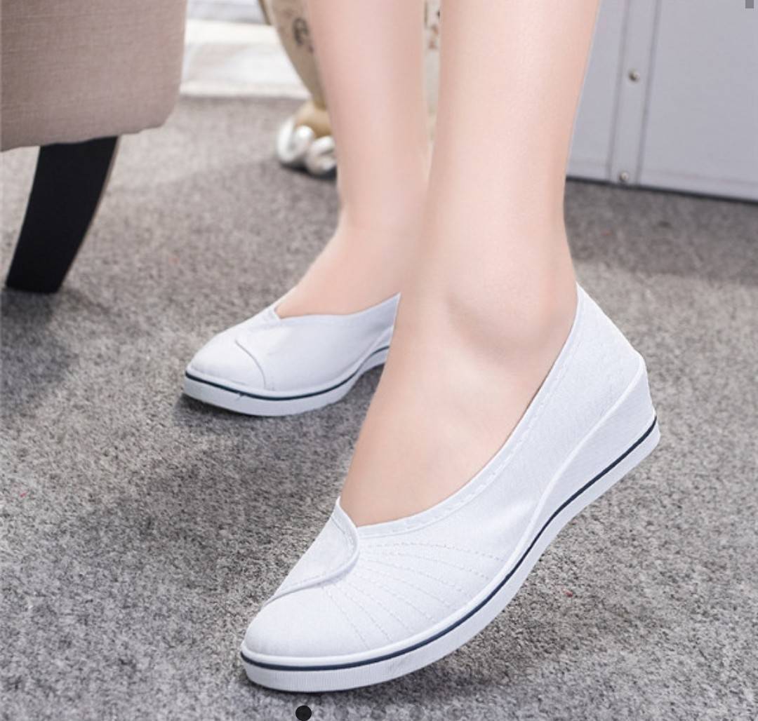 มาแล้วค๊าาา รอบที่แล้วหมดไวม๊ากก ใครรออยู่รีบๆสั่งค๊าา รองเท้าคัชชูลำลองสไตล์เกาหลี วัสดุผ้าแคนวาส พื้นยางพารา 1.5นิ้ว ทรงสโลปรับน้ำหนักเท้ายืดหยุ่นดีเยี่ยม ใส่สบายมากๆ แมชได้ทุกชุดค่ะ งานสวย ถ่ายจากสินค้าขายจริง 100%