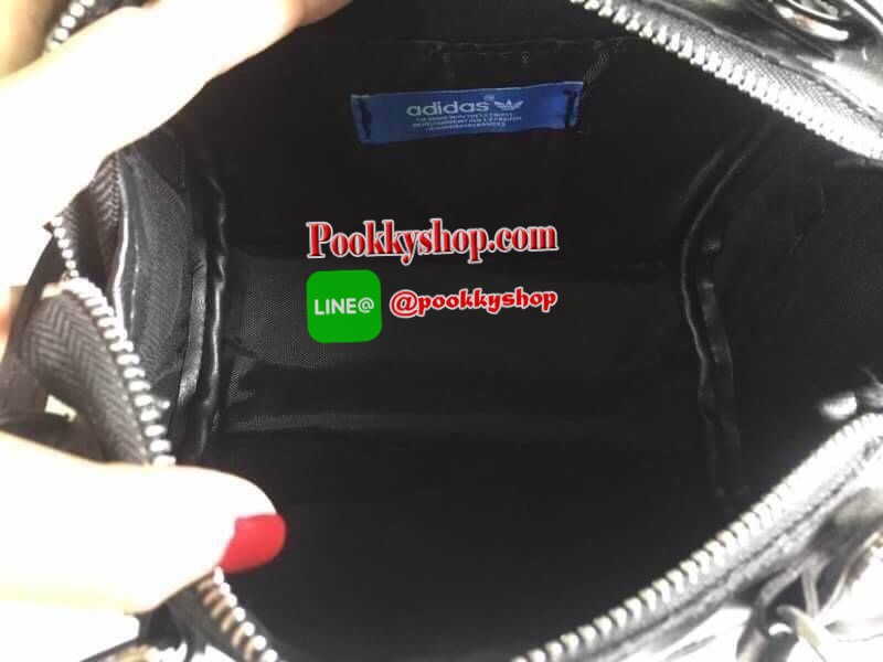Brand : Adidas Mini Shoulder bag and messger bag 2018 Detail : กระเป๋าสะพายข้างใบเล็กกระทัดรัด แนวsport วัสดุทำด้วยหนังPU นิ่ม น้ำหนักเบา Logo Adidas สกีนทั้ง 2 ข้าง สามารถใช้ได้ทั้งด้านหน้าและด้านหลังเวลาสะพาย ภายในกว้างสามารถเก็บของได้พอสมควร ใส่กระเป๋า