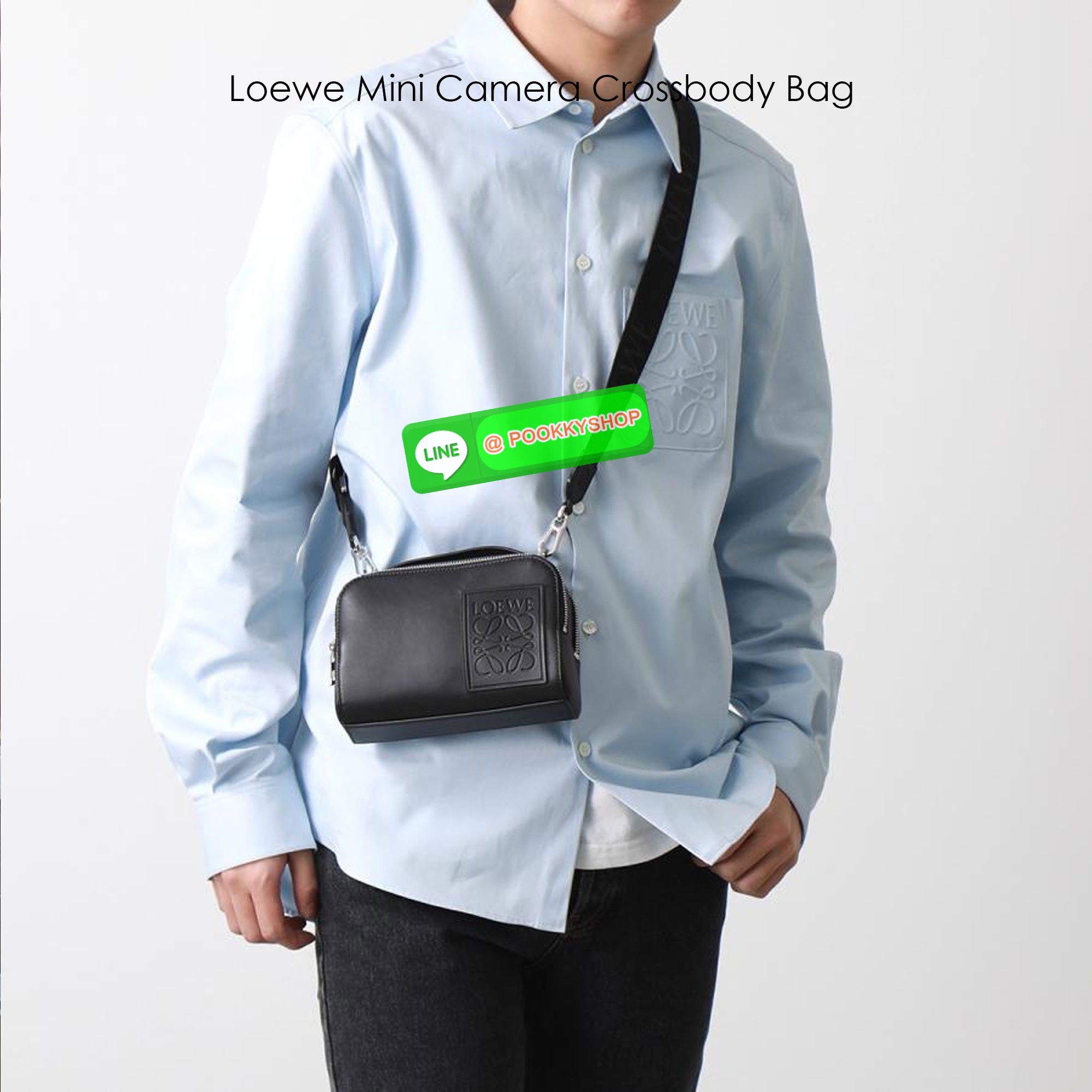 🕊️ พร้อมส่ง | Loewe Mini Camera Crossbody Bag กระเป๋าสะพายทรงกล่อง เรียบหรูเป็นเอกลักษณ์ อย่างแท้จริง ปั้มโลโก้โดดเด่นสีเดียวกับพื้นหนัง ให้ความรู้สึกเรียบง่ายแต่แฝงความคลาสสิกในตัว เรียกได้ว่าไม่ซ้ำใคร!! สวยอยู่ทรง เปิด-ปิดกระเป๋าด้วยซิป มาพร้อมส