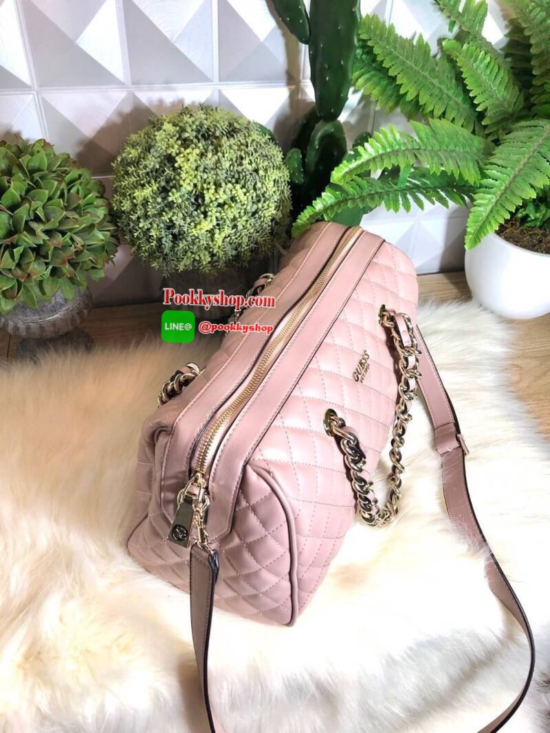 GUESS Sweet Candy Large Satchel กระเป๋าสะพายทรง Bowling รุ่นใหม่ล่าสุดจาก GUESS FACTORY หนังนิ่มลายตารางสวยอยู่ทรงใบใหญ่กำลังดี ด้านหน้าประดับโลโก้หูหิ้วโซ่ร้อยหนังสะพายไหล่ได้เเข็งแรงรับน้ำหนักได้เยอะ เปิดปิดด้วยซิปสะดวกใช้ มีหมุดรองฐานกันรอย ภายในมีช่อง