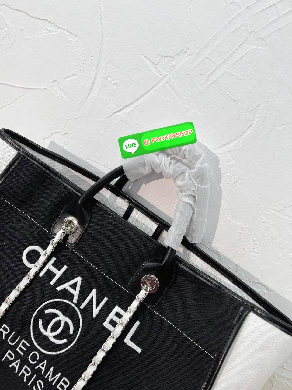 🌟 New Arrival !! รุ่นที่สาวๆรอคอย CHANEL CANVAS TOTE BAG จากงานพรีเมี่ยม VIP GIFT รุ่นดังเลยค้า SIZE ใหญ่อลัง ตัวกระเป๋าเป็นผ้า CANVAS เนื้อดีสมราคา อะไหล่เงินปั้มแบรนด์แท้ทั้งใบ ด้านหน้าปักแบรนด์สุดหรู จุของได้เยอะมากก มีช่องซิป/ใส่ของเป็นสัดส่วน