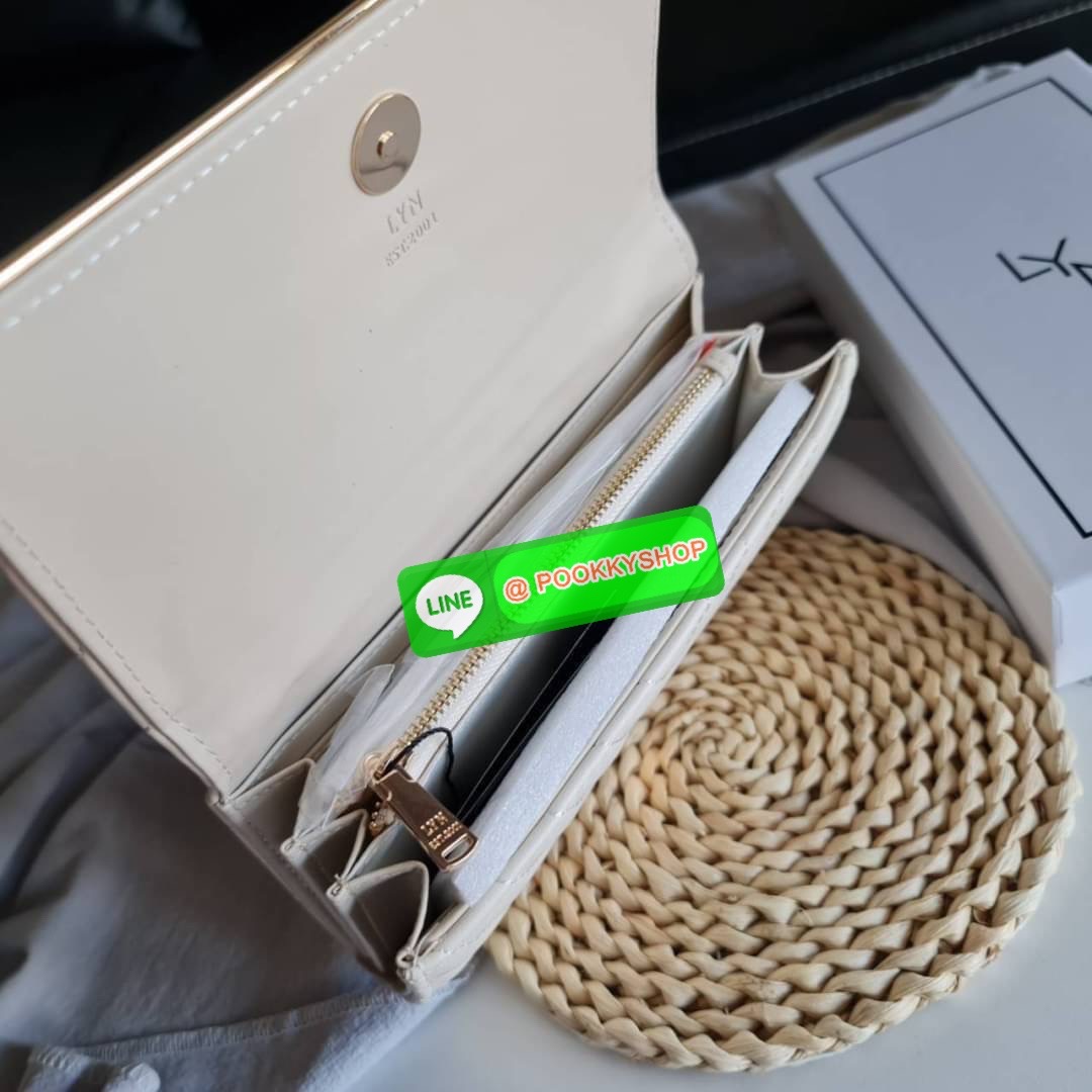 กระเป๋าสตางค์ Lyn ใบยาวแบบฝาพับ รุ่นนี้มองแล้วละมุนมากค่ะ ใบยาวขนาดกำลังดี โทนสีดูอบอุ่นด้วย ใส่บัตรใส่แบงค์ใส่เหรียญ ได้ครบ ใครกำลังเล็งหาของขวัญของฝาก หรือมองหากระเป๋าใบใหม่ แนะนำเลยจ้า