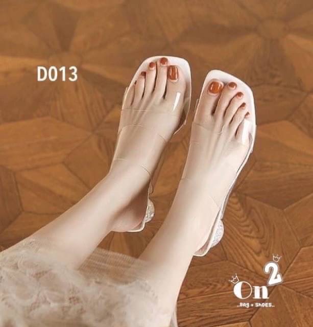 รองเท้าส้นสูงส้นแก้วกลมด้านในประดับมุก ด้านหน้าสวมpvc ใสคาดคู่ งานนิ่มใส่สบายไม่บาดเท้าค่ะ ทรงสวยดูดีใส่เข้ากับชุดได้ง่ายมี2สีให้เลือกค่ะ