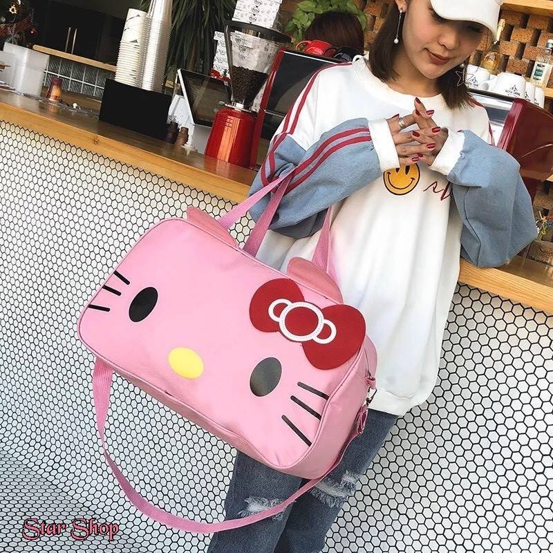 แบบขายดี มาเพิ่มค่ะ กระเป๋าแฟชั่นนำเข้า มาใหม่ พร้อมส่ง กระเป๋าเดินทางลาย KITTY น่ารักมาก วัสดุผ้าร่มกันน้ำ ด้านในใส่ของได้เยอะ ขนาดกำลังดีจะถือหรือสะพายก็สะดวก ใบนี้สุดคุ้มมากจ้า