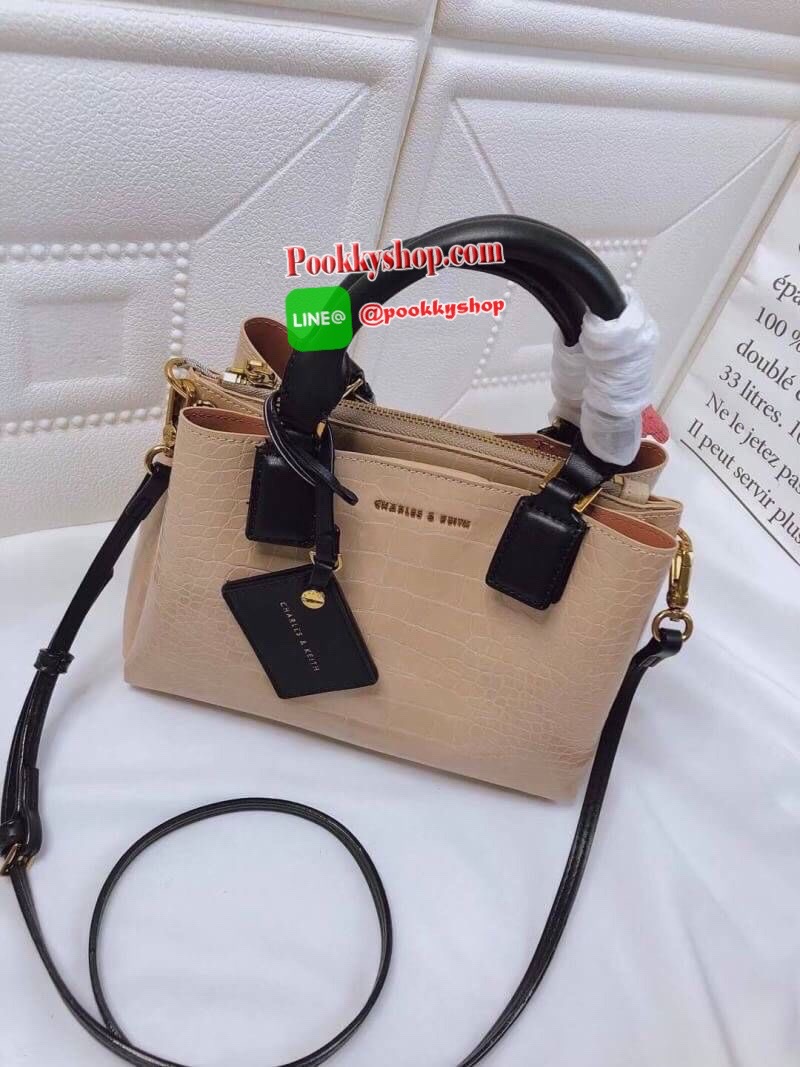 New arrival!! CHARLES & KEITH กระเป๋าถือ/สะพาย วัสดุ Saffiano คุณภาพดี น้ำหนักเบา ด้านหน้าประดับด้วยโลโก้แบรนด์สุดหรู เปิดปิดกระเป๋าด้วยกระดุมแม่เหล็กและซิป ด้านในโล่งกว้างมีช่องซิปสำหรับใส่ของ ใส่กระเป๋าสตางค์ใบยาวได้ Iphone+ได้ทุกรุ่น จุของได้เยอะ มาพร้