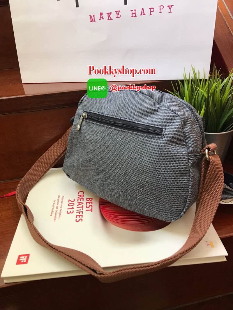 Kipling Flax Shoulder Bag กระเป๋าสะพายข้างทรงcrossbody ปรับความยาวสายให้เข้ากับลำตัวได้ฟรีไซส์ วัสดุไนล่อนคุณภาพสูงและน้ำหนักเบา กันน้ำได้ ด้านหน้ามีช่องให้หนึ่งช่อง เปิดปิดช่องซิปหลัก แบบซิปเดียว ภายในกว้างและมีช่องซิป/ช่องเล็กให้ใส่ของจุกจิก ด้านหน้าประ