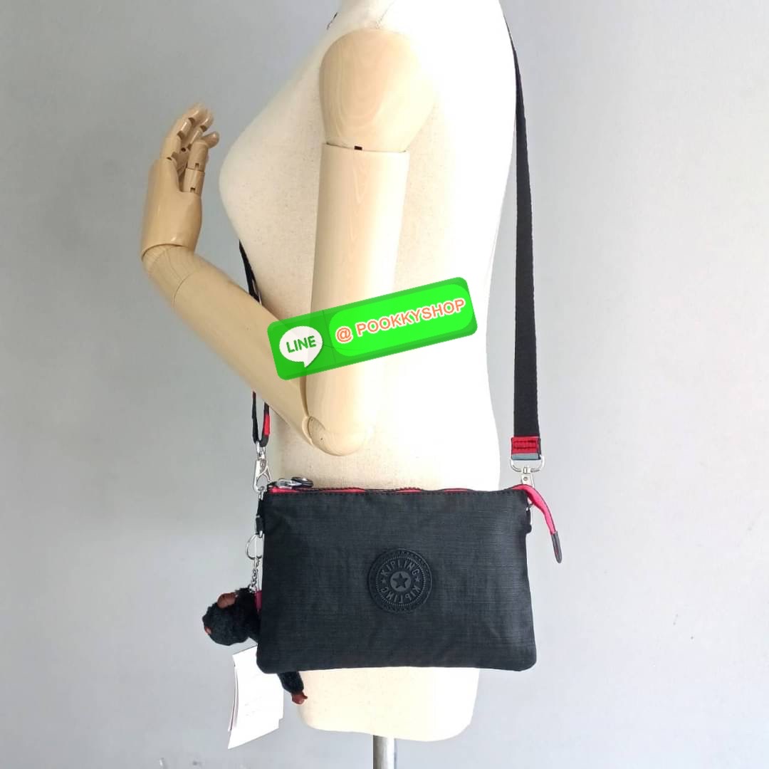 KIPLING Creativity X Crossbody Bag กระเป๋าสะพายวัสดุ Nylon&Polyester 100% ขนาดกำลังน่ารัก เปิดปิดด้วยซิป มา พร้อมพวงกุญเเจลิงน้อย ด้านในมีช่องใส่ของ2ชช่อง เพิ่มตรงกลางมีช่องซิปอีก1ช่อง มีสายคล้องพวงกุญแจ ใส่ของได้จุมาๆเลยค่ะ มีสายสะพายยาวเลื่อนปรับระดับได