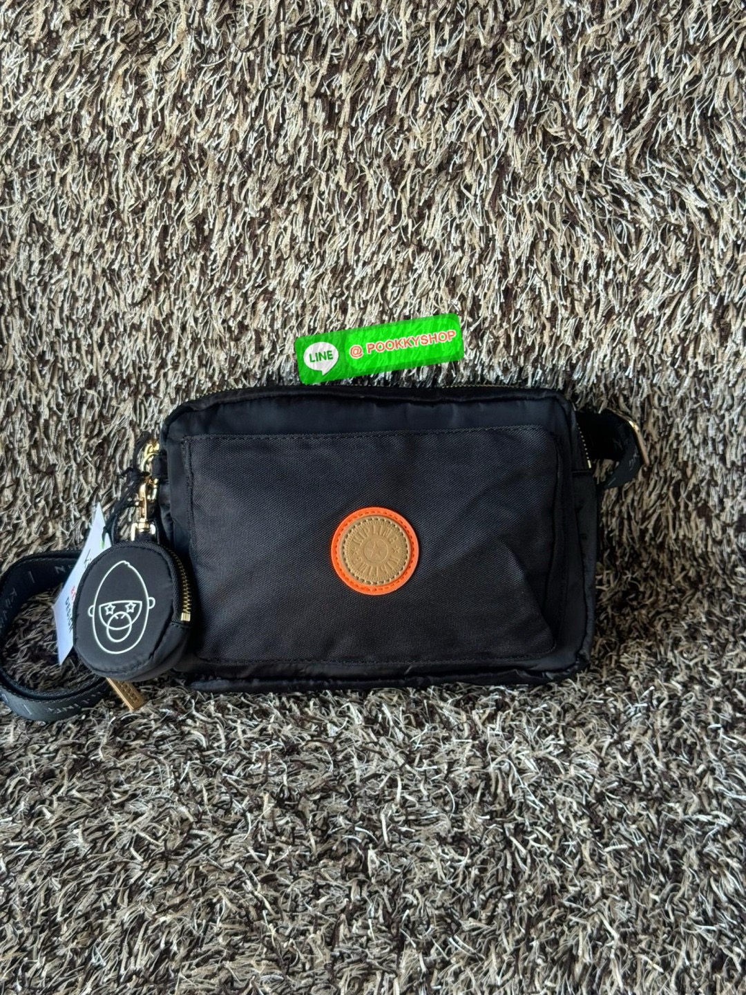 Kipling by BEAMS Design Abanu crossbody กระเป๋าสะพายไหล่ที่มีดีไซน์จากนักครีเอเตอร์ชื่อดังในประเทศญี่ปุ่น ทำให้ช่วยเพิ่มความโมเดิร์นไม่ตกเทรนด์ให้กับลุคเครื่องแต่งกายของคุณมากขึ้น ตัวกระเป๋ามีขนาดเล็กกะทัดรัดแต่สามารถใส่ของที่จำเป็นได้ ไม่ว่าจะเป็นโทรศัพท