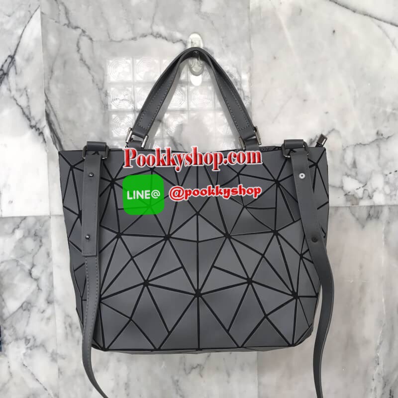 2 สีเข้าใหม่ Coffee brown และ Metal grey Tone สี earth tone สุด classic ที่ แมทช์กับชุดง่ายมาก แถมยังลาย Limited edition หายาก ปรับทรงได้ 2 แบบ น่ารักมาก ค่า กระเป๋า จากแบรนด์ David Jones กระเป๋าสะพายข้างดีไซน์เกร๋มาก สีสวยหรูมาก ขนาดกำลังดีเลย น้ำหนักเบา