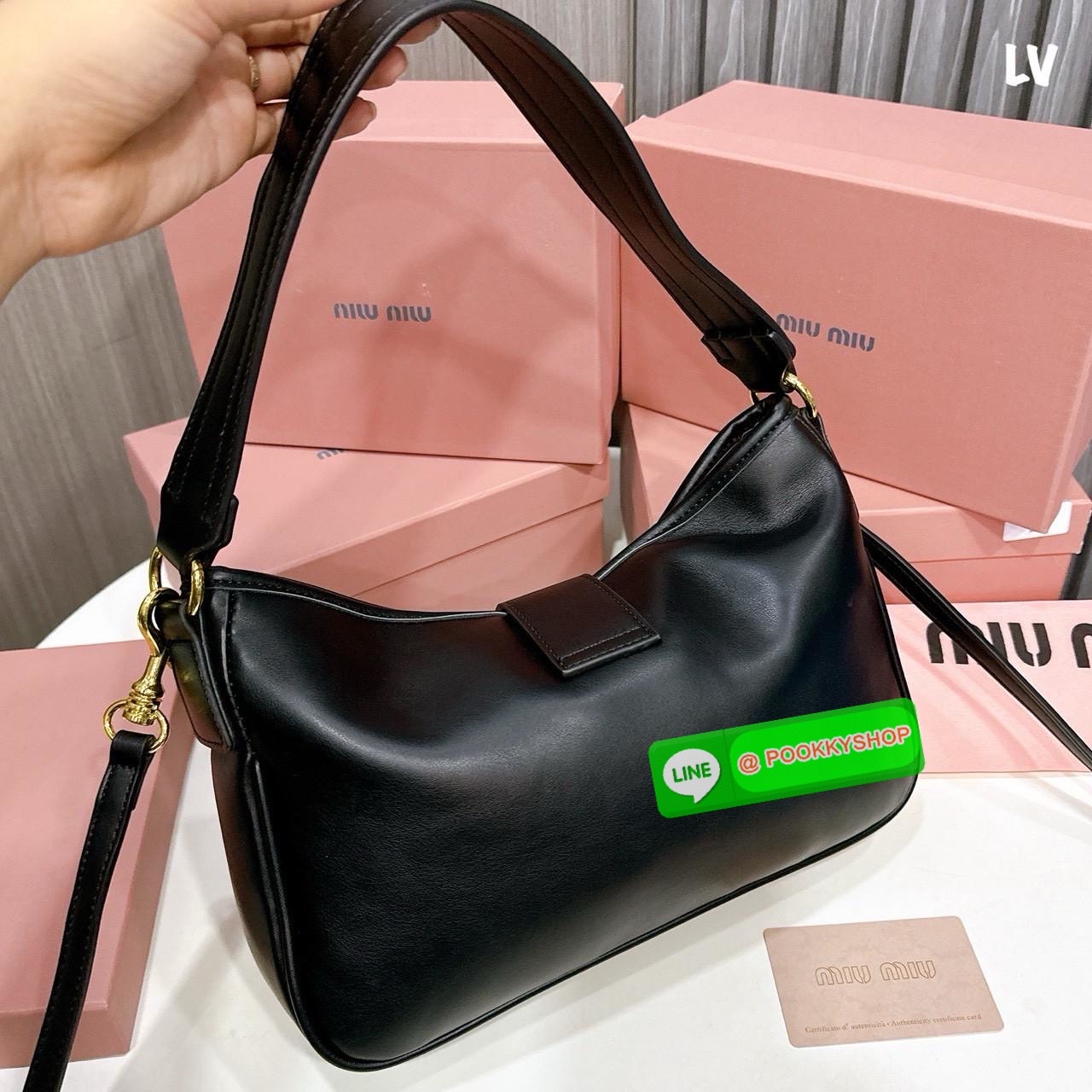 MIU MIU Madras Shoulder Bag กระเป๋าสะพายไหล่ทรงเก๋เรียบหรูดูแพงดูลัคชู ดีไซน์ใช้งานง่าย โดดเด่นด้วยห่วงเกี่ยวด้านหน้าสีทอง ประดับโลโก้สวยหรู คอลเลคชั่นตัวแม่ พร้อมสายสะพายข้าง ใช้งานได้หลากหลายสไตล์มากๆ ภายในเป็นช่องโล่งจุของได้เยอะ สะพายไปทำงาน ไปเรียน ไ