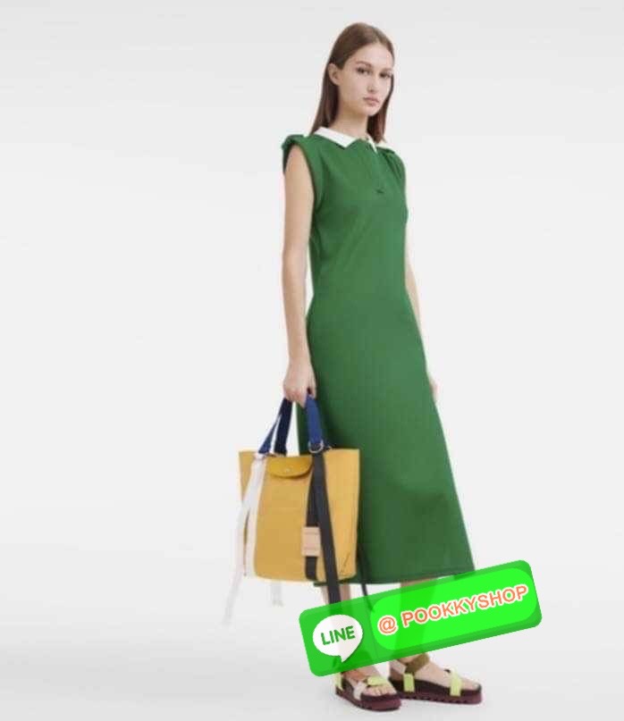 💕LONGCHAMP LE PLIAGE RE-PLAY Tote bag S เป็นอีกรุ่นที่น่าสนใจในการออกแบบ กระเป๋าโท้ทแนวตั้งที่กว้างขวางมีน้ำหนักเบา ใช้งานได้จริง ปิดด้วยกระดุมแป๊กและสามารถถือด้วยมือ สะพายไหล่ และสะพายข้างลำตัว Le Pliage Re-Play เวอร์ชันใหม่นี้ยังคงเติมชีวิตชีวา